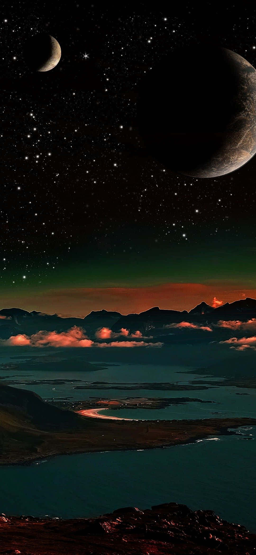 夜空，峽灣和山脈上方有兩個月亮和極光。 — iPhone 13 壁紙