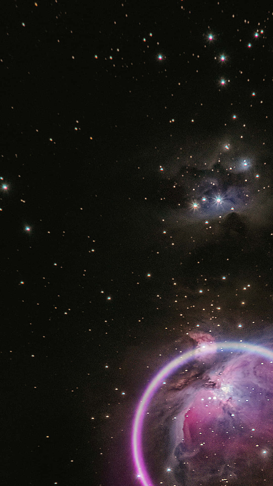 太空 桌布 壁紙 — 一個宇宙星雲，帶有發光的紫色和粉紅色雲朵以及明亮的星星，背景是黑色虛空。