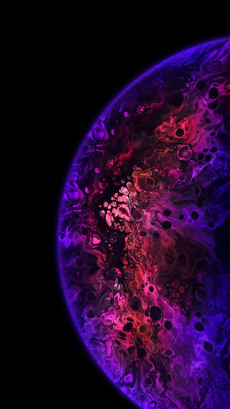  壁紙 — 一顆宇宙行星在漆黑的虛空中旋轉，充滿鮮豔的洋紅色和深紫色星雲。