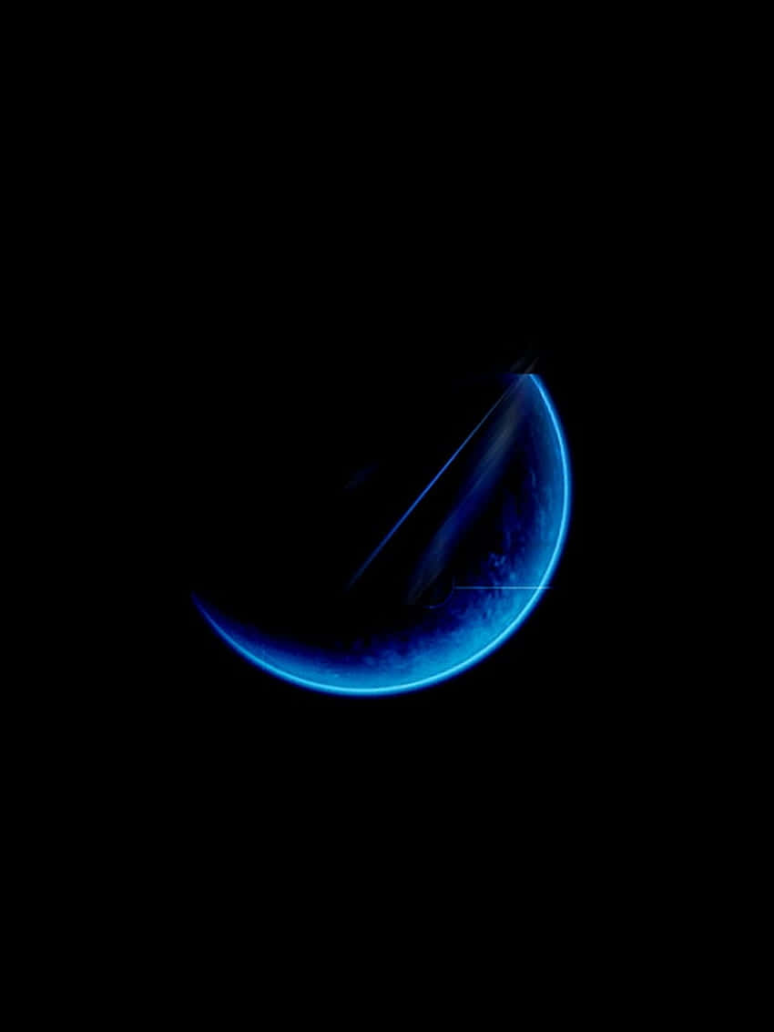  壁紙 — 一顆新月形行星在太空虛空中發出電光藍色光芒，顯現出旋轉的大氣模式。