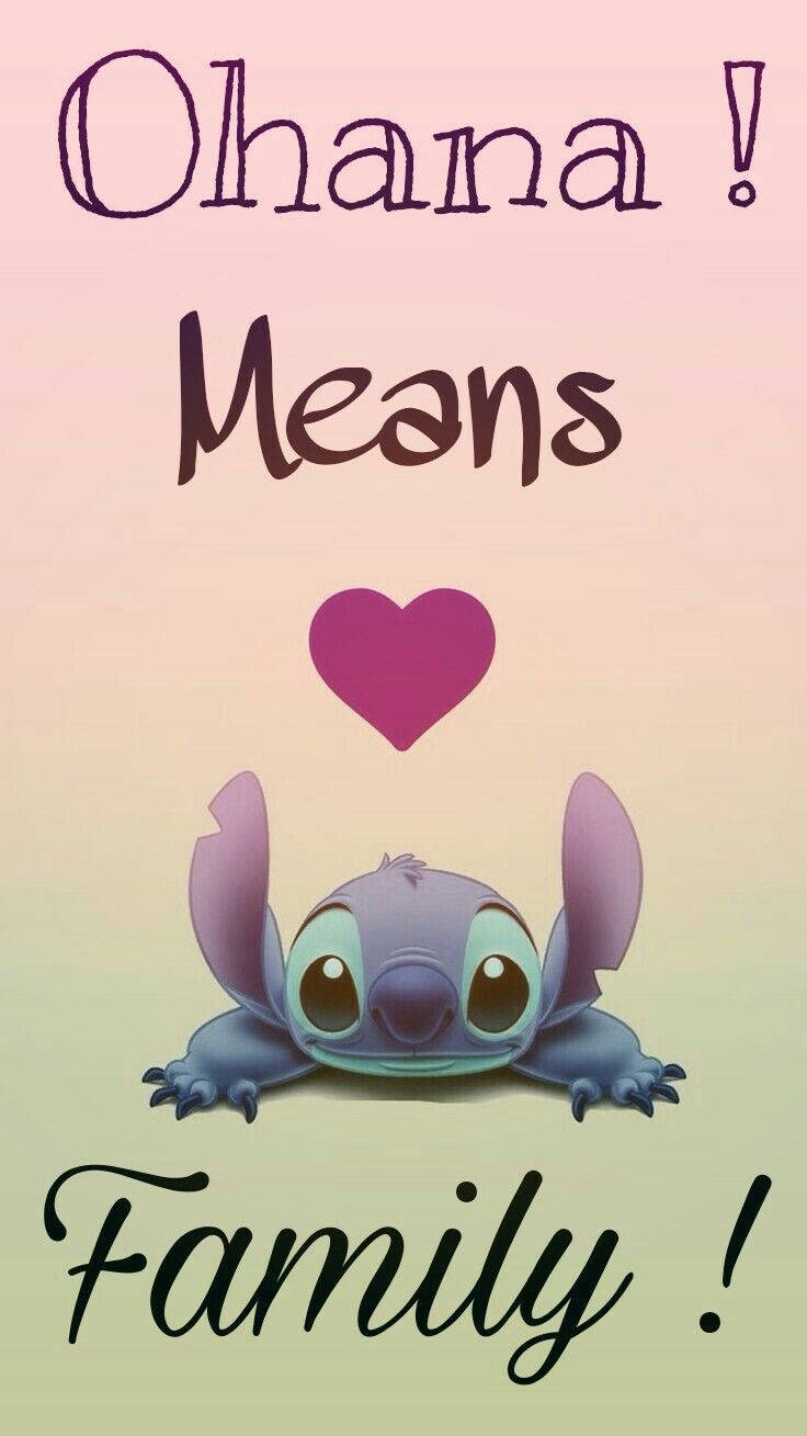 史迪奇，大眼睛的外星角色，在粉彩天空下窺視，帶有「Ohana Means Family」文字。 — Stitch 壁紙
