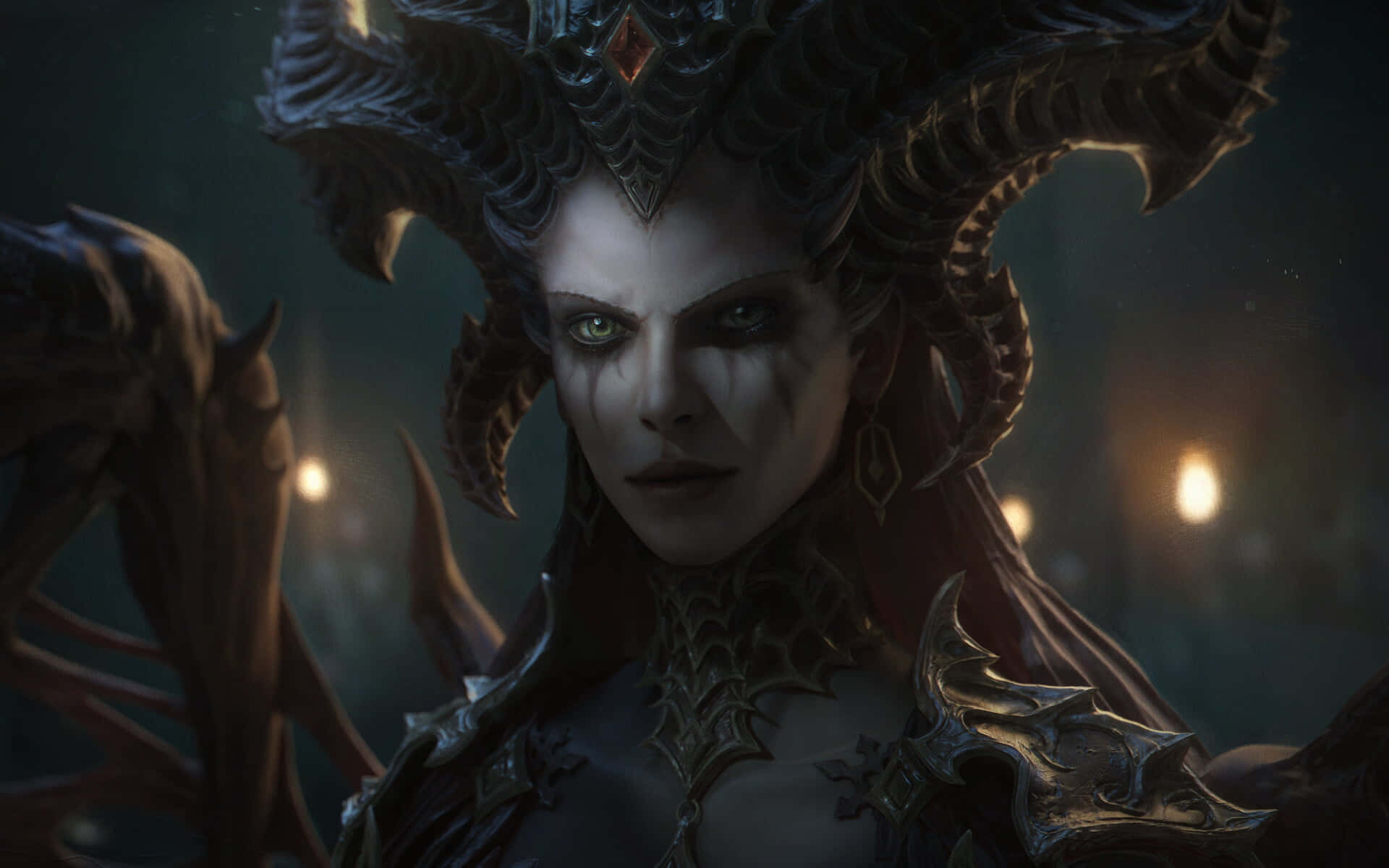  壁紙 — 一位黑暗奇幻惡魔女王，擁有發光的綠色眼睛和華麗的角，在陰暗的燭光環境中強烈凝視。