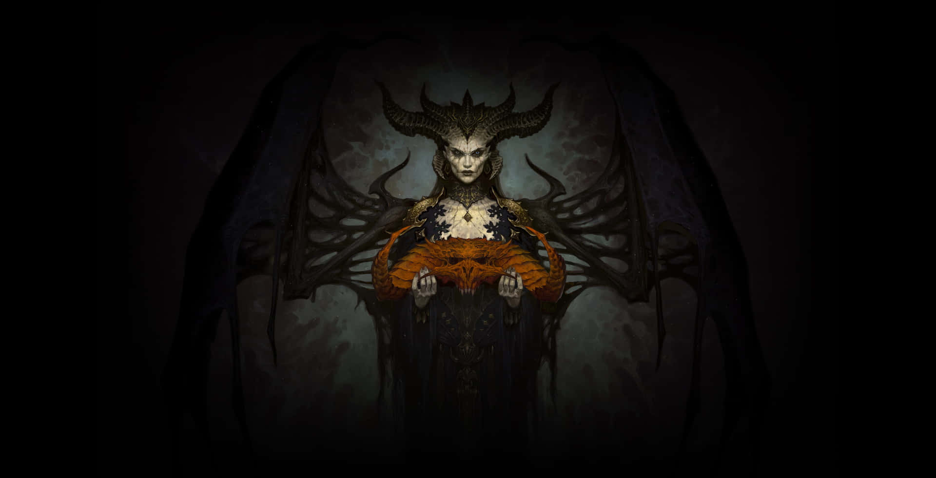  壁紙 — 一個黑暗奇幻惡魔女王，頭上有角，蝙蝠般的翅膀，在陰暗不祥的環境中手持發光的橙色球體。