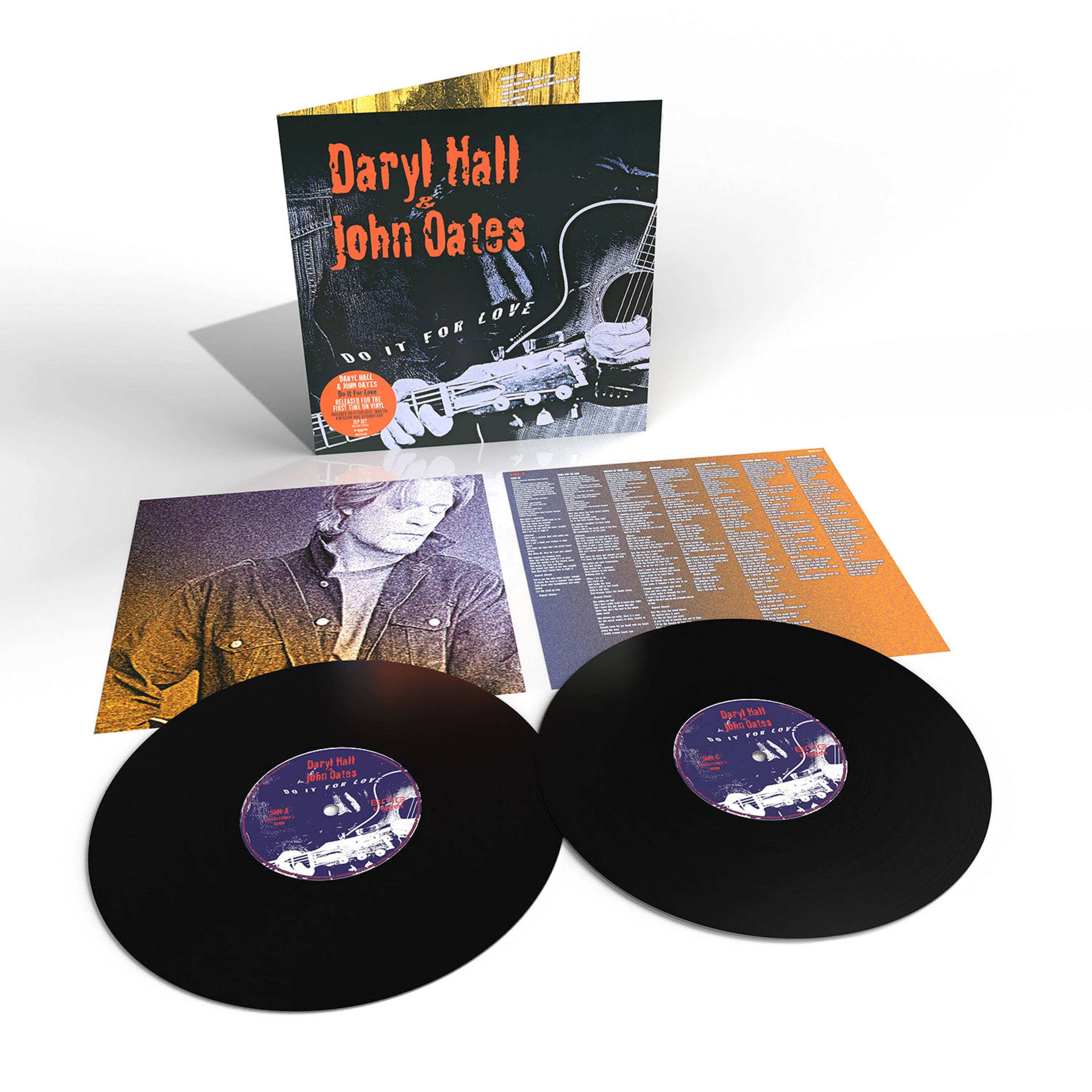 復古 桌布 壁紙 — Daryl Hall & John Oates 的黑膠唱片套裝，包括專輯封面和內套，展示在潔白的表面上。