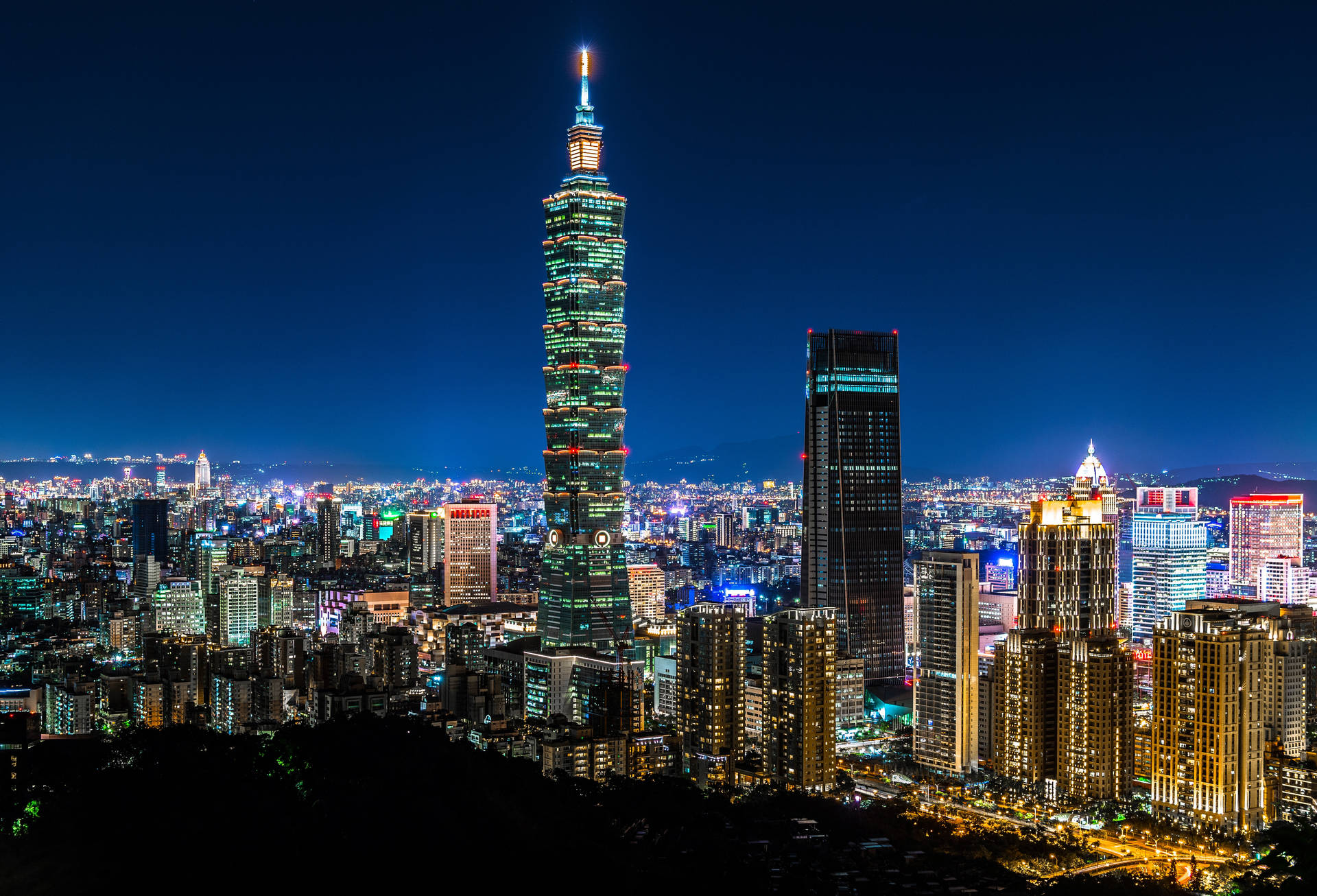 台北夜景，高樓大廈閃爍，標誌性的台北101大樓。 — 台灣 壁紙