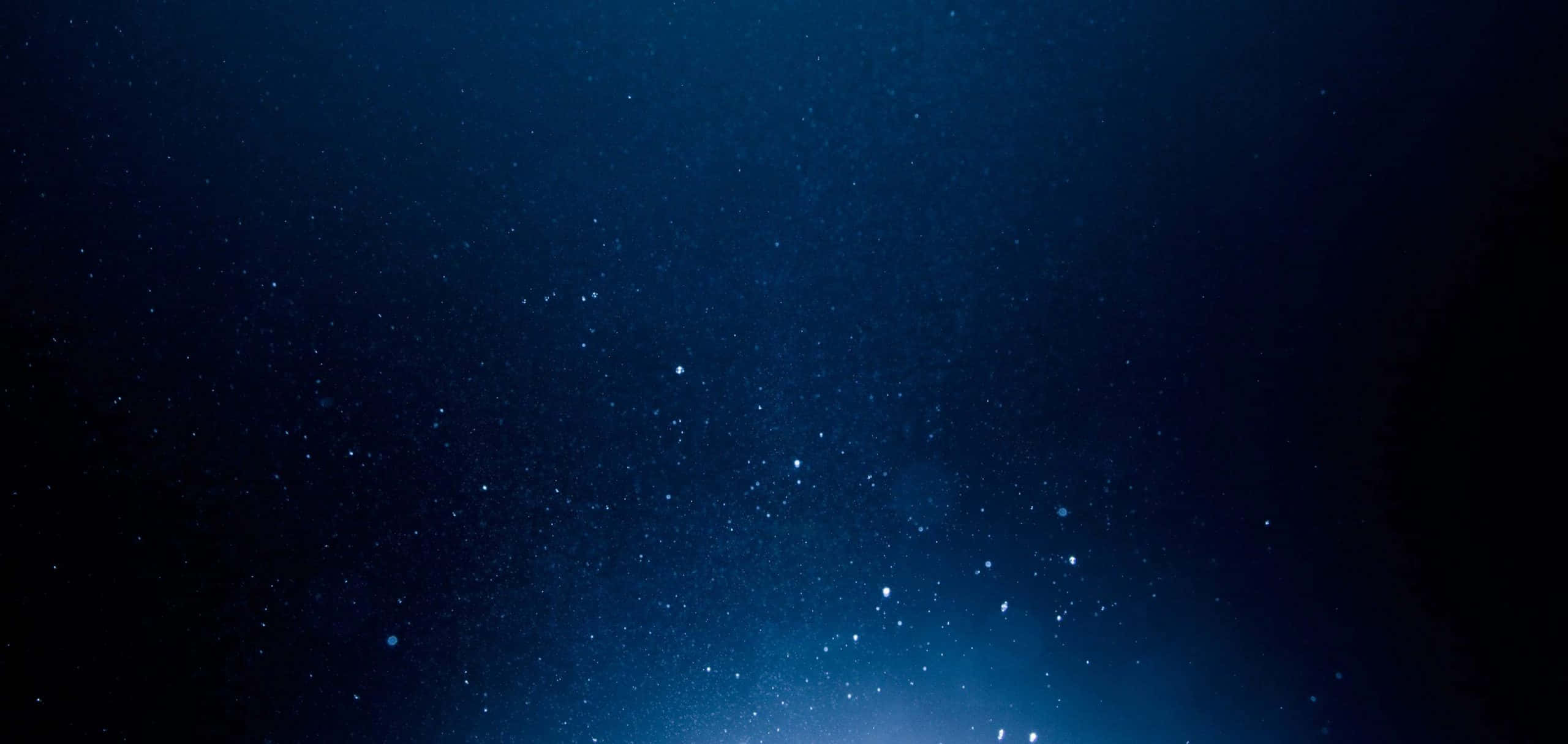 Blue Stars 桌布 壁紙 — 深藍色夜空佈滿閃爍星星，地平線微微發光。