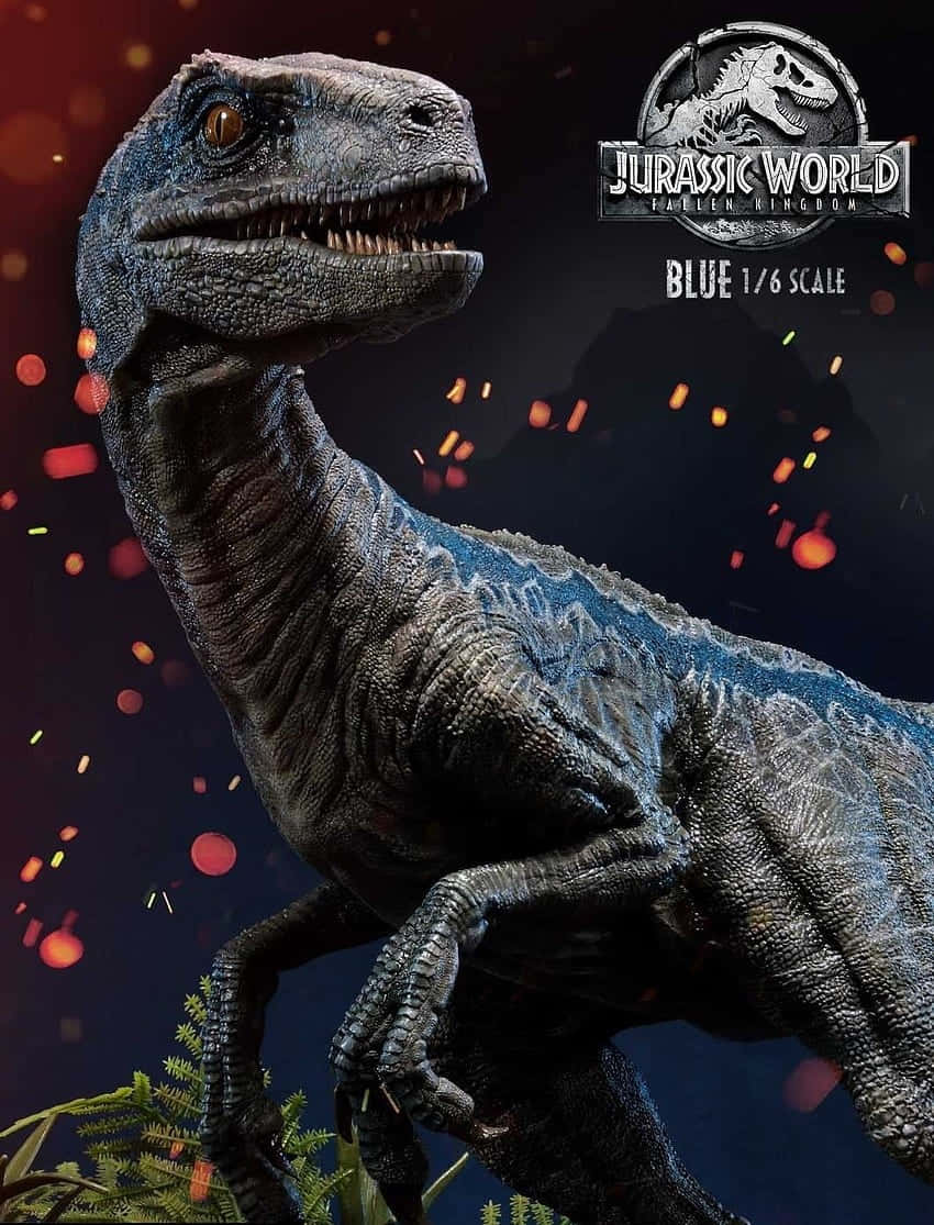  壁紙 — 一個來自 Jurassic World Park Kingdom 的詳細 16 比例藍色迅猛龍雕像，在黑暗背景下擺出姿勢，伴隨著發光的橙色火花和蕨類植物。