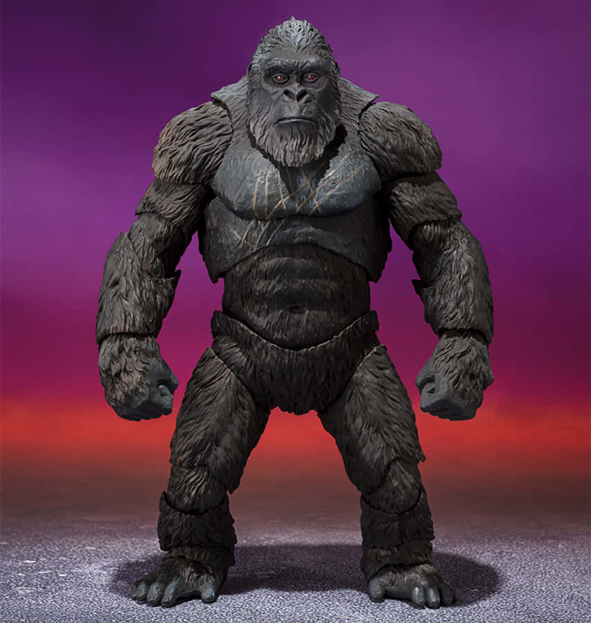 Godzilla X Kong The New Empire 桌布 壁紙 — 一個詳細的肌肉大猩猩動作人偶，在紫色和紅色漸變背景前威嚴地站立。