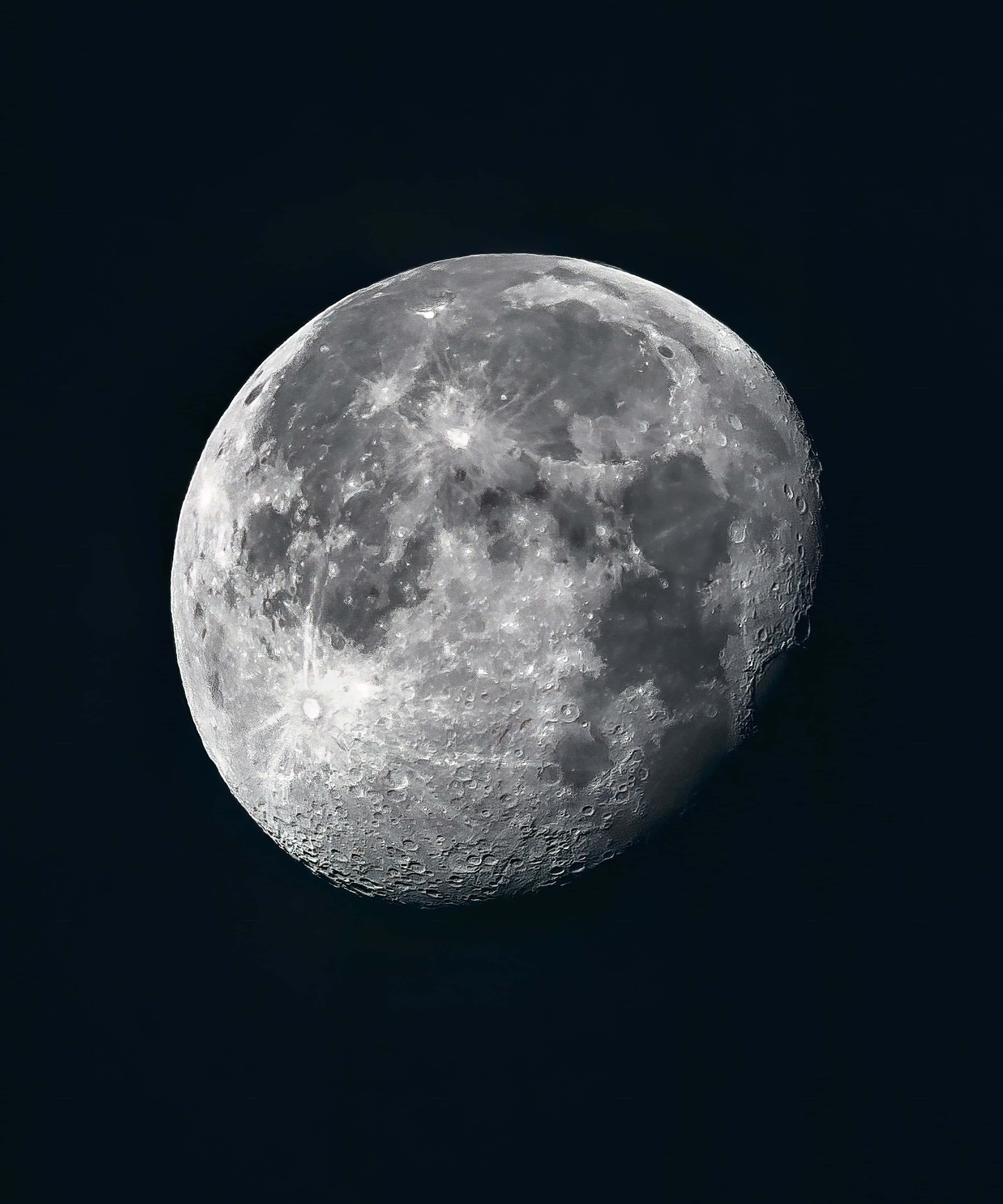 Waning Gibbous Moon 桌布 壁紙 — 月球佈滿隕石坑的表面在深黑色天空中發光的詳細特寫。