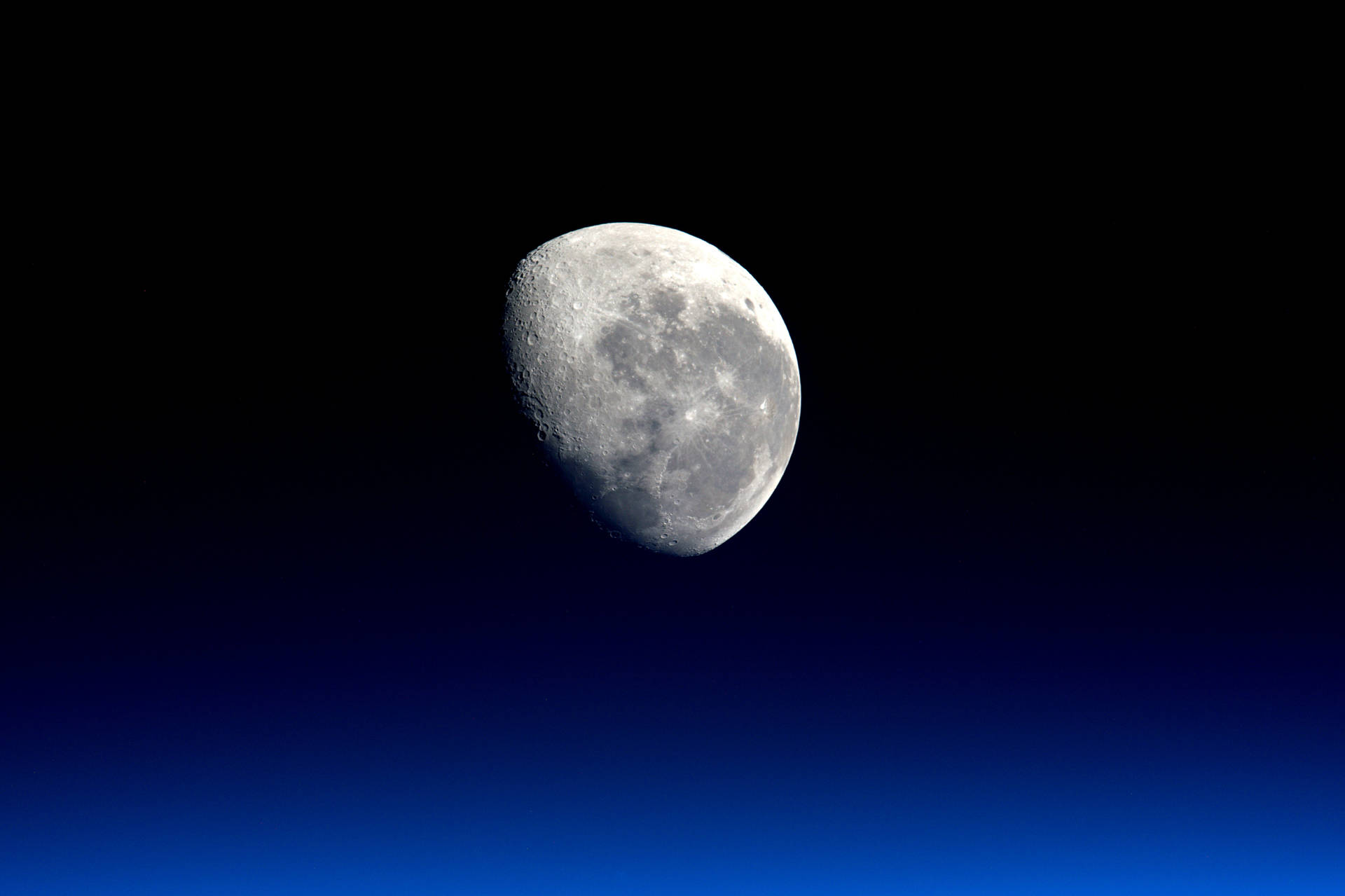 夜間深藍色天空中的彎月 — 月光 壁紙