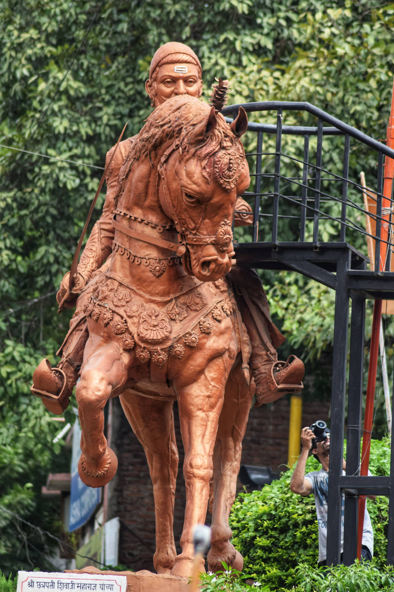 騎手騎馬的赤陶雕像，背景中有攝影師。 — 希瓦吉 Maharaj 高清壁紙 壁紙