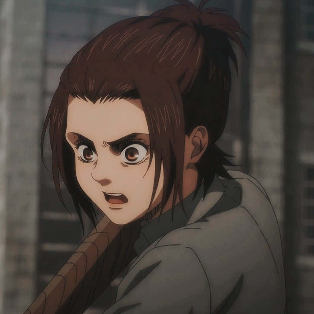 棕色頭髮的動漫女孩手持武器，越過肩膀露出堅定的神情。 — Sasuke 壁紙
