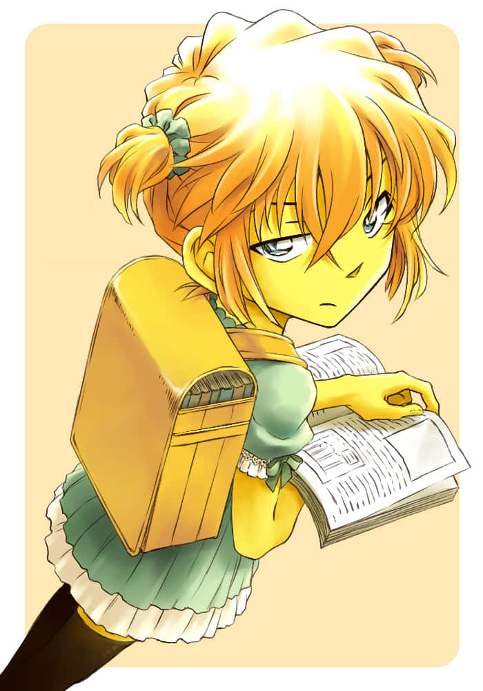 Haibara AI 桌布 壁紙 — 一個堅定的動漫女孩，金色頭髮紮成雙馬尾，穿著綠色連衣裙，背著黃色背包，正在看書。