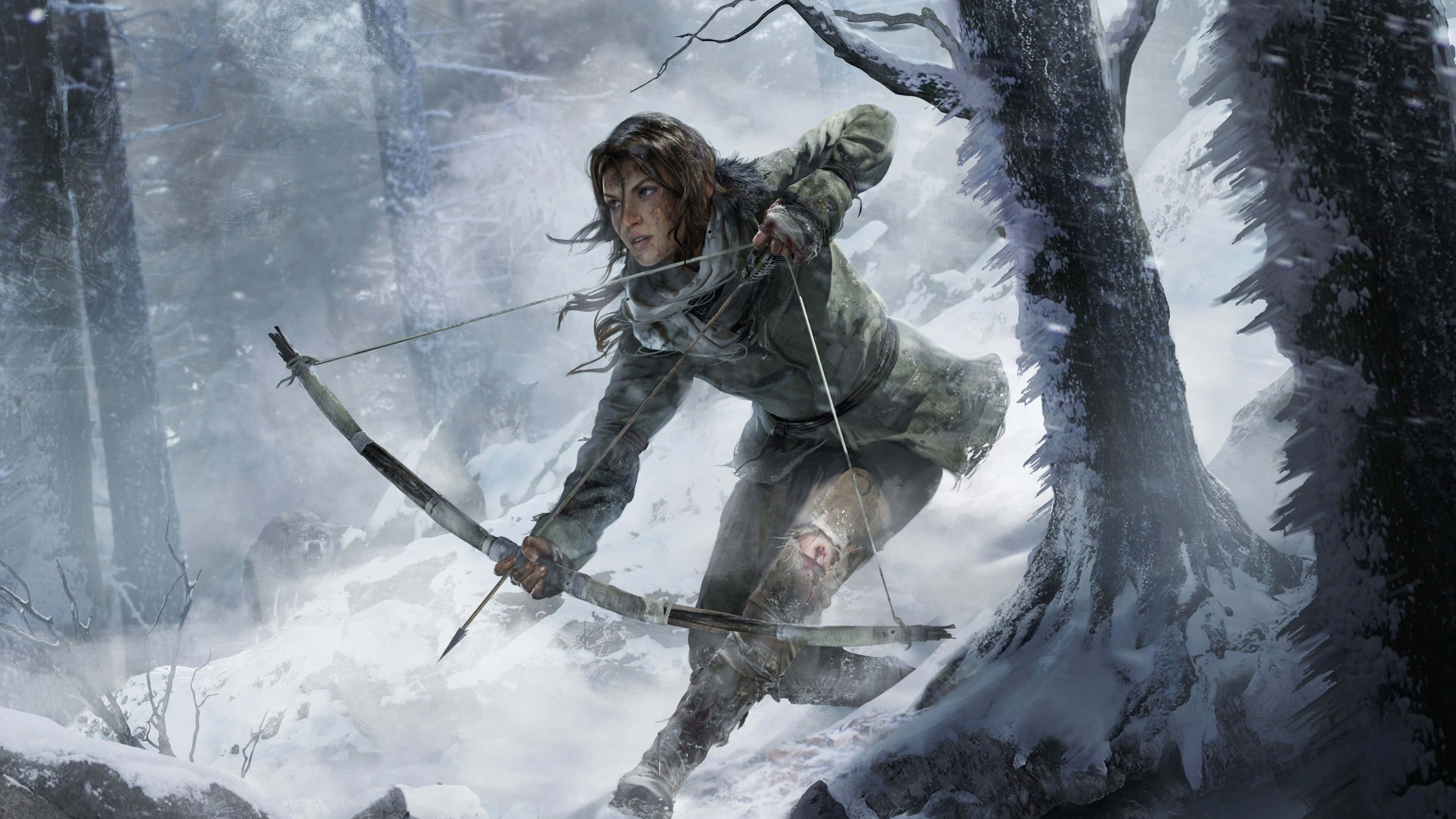 Lara Croft 桌布 壁紙 — 一位堅定的女子手持弓箭，在雪地森林中穿行，風吹拂她的頭髮，她帶著目標前行。