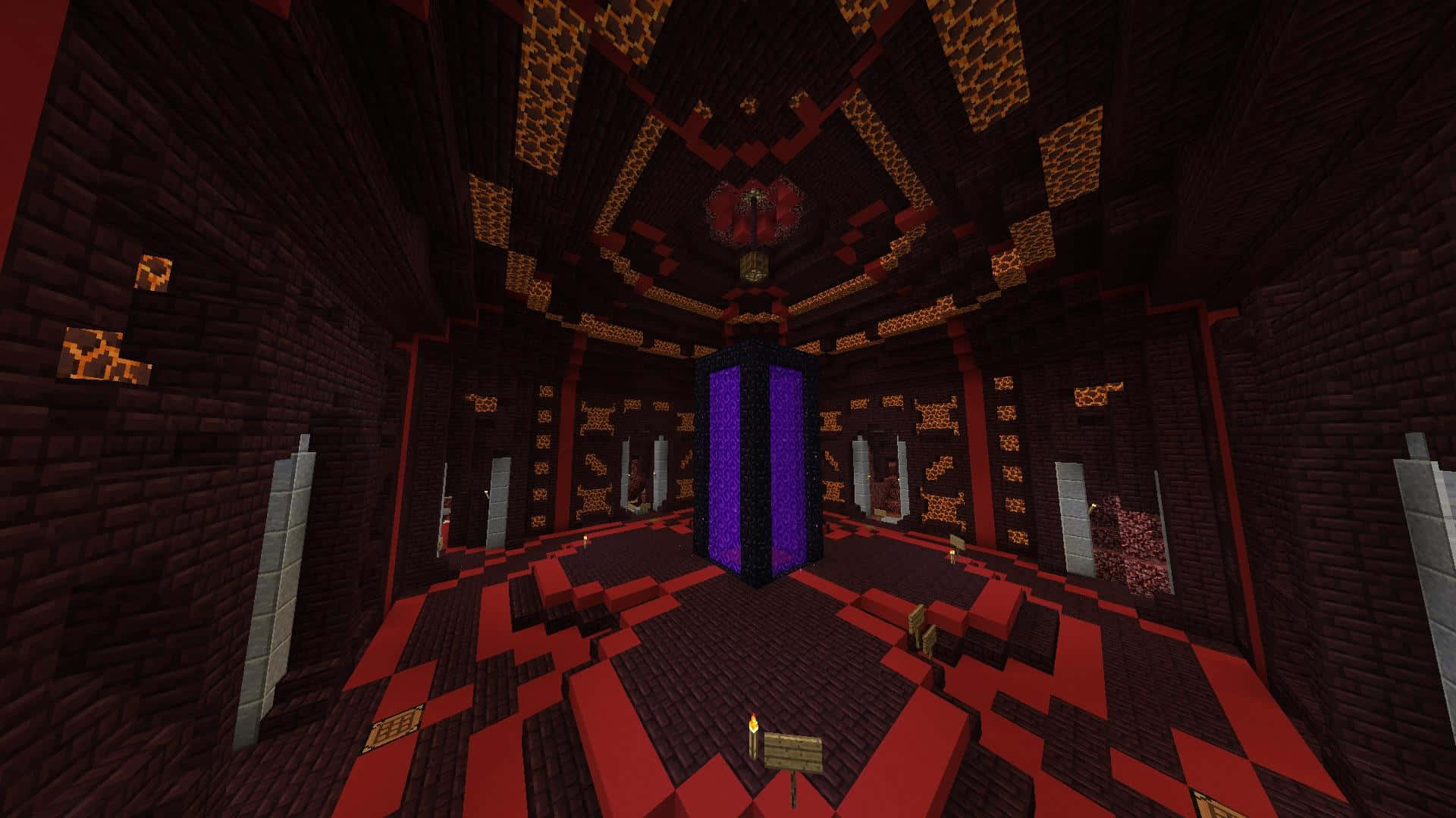  壁紙 — 一個燈光昏暗的 Minecraft 地獄要塞，有紅色和黑色方塊牆壁、發光的熔岩燈和中央的紫色傳送門。