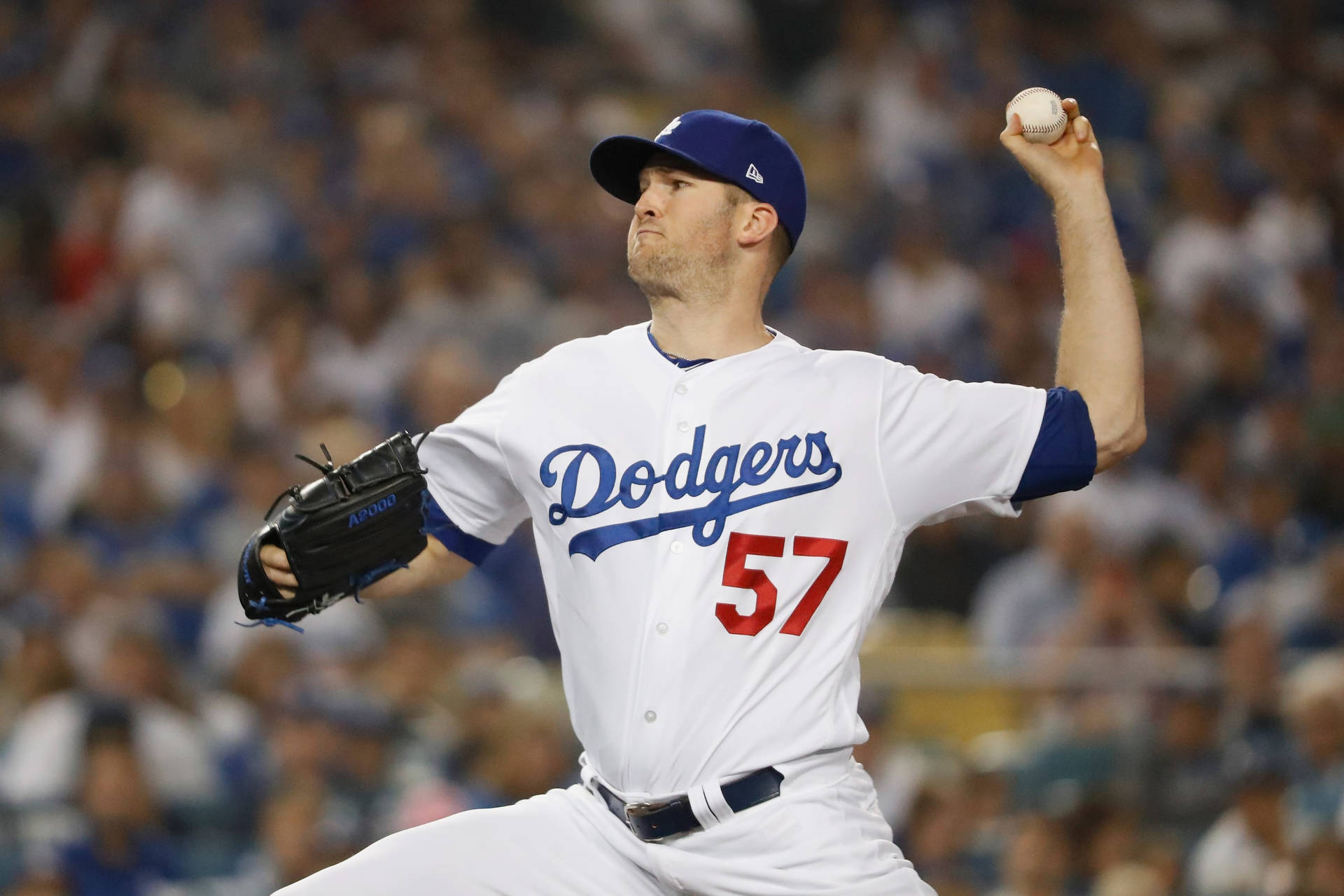 身穿道奇隊球衣的棒球投手在夜間投球。 — MLB 壁紙