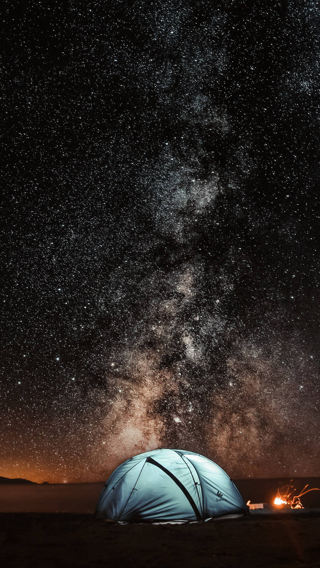 星空下的帳篷，附近有營火。 — 4K 壁紙