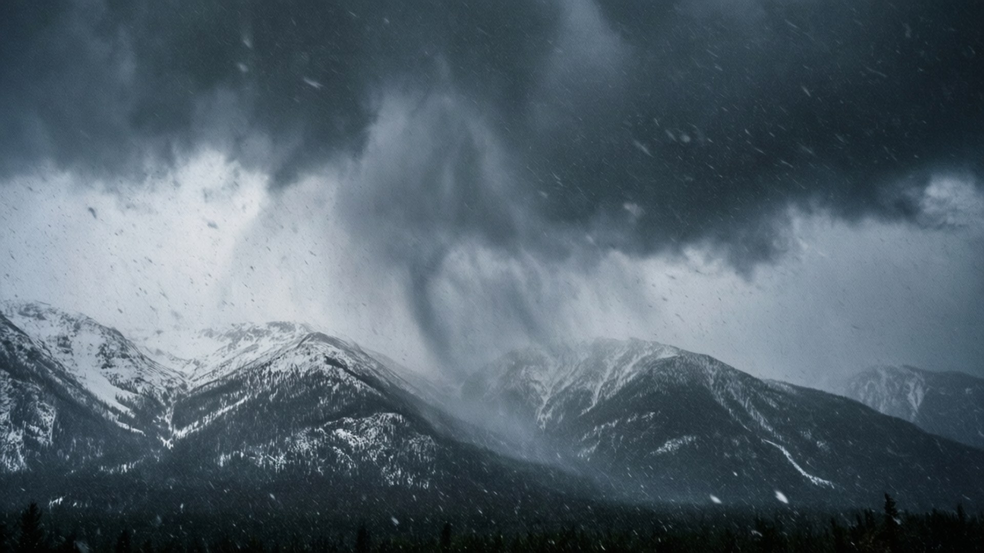 Storm Over Peaks 壁紙 — 一場戲劇性的風暴，烏雲密佈，雪花飄落，覆蓋著陰沉天空下的雪山。