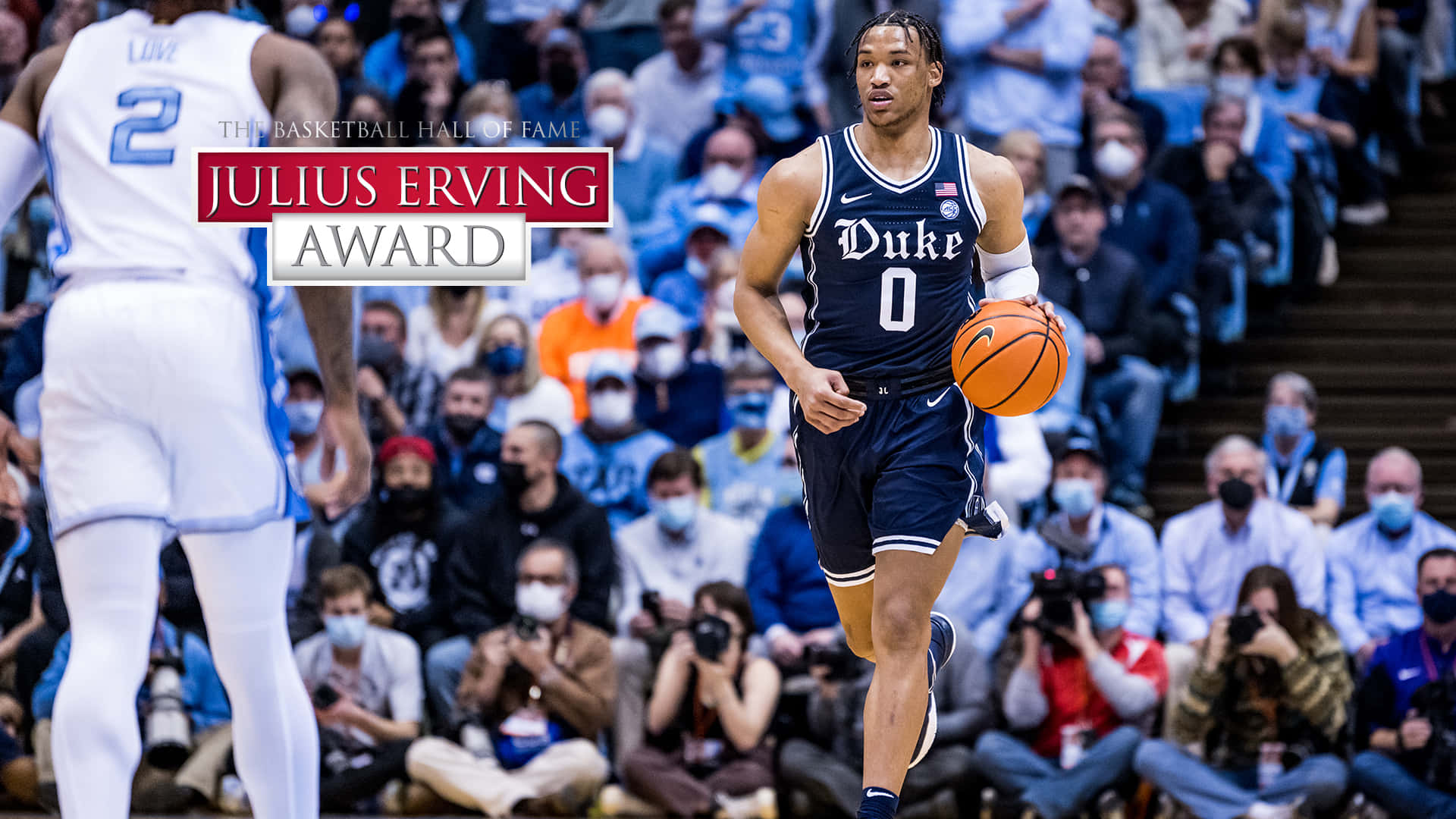 杜克大學籃球球員在比賽中運球，背景有球迷。 — NBA 壁紙