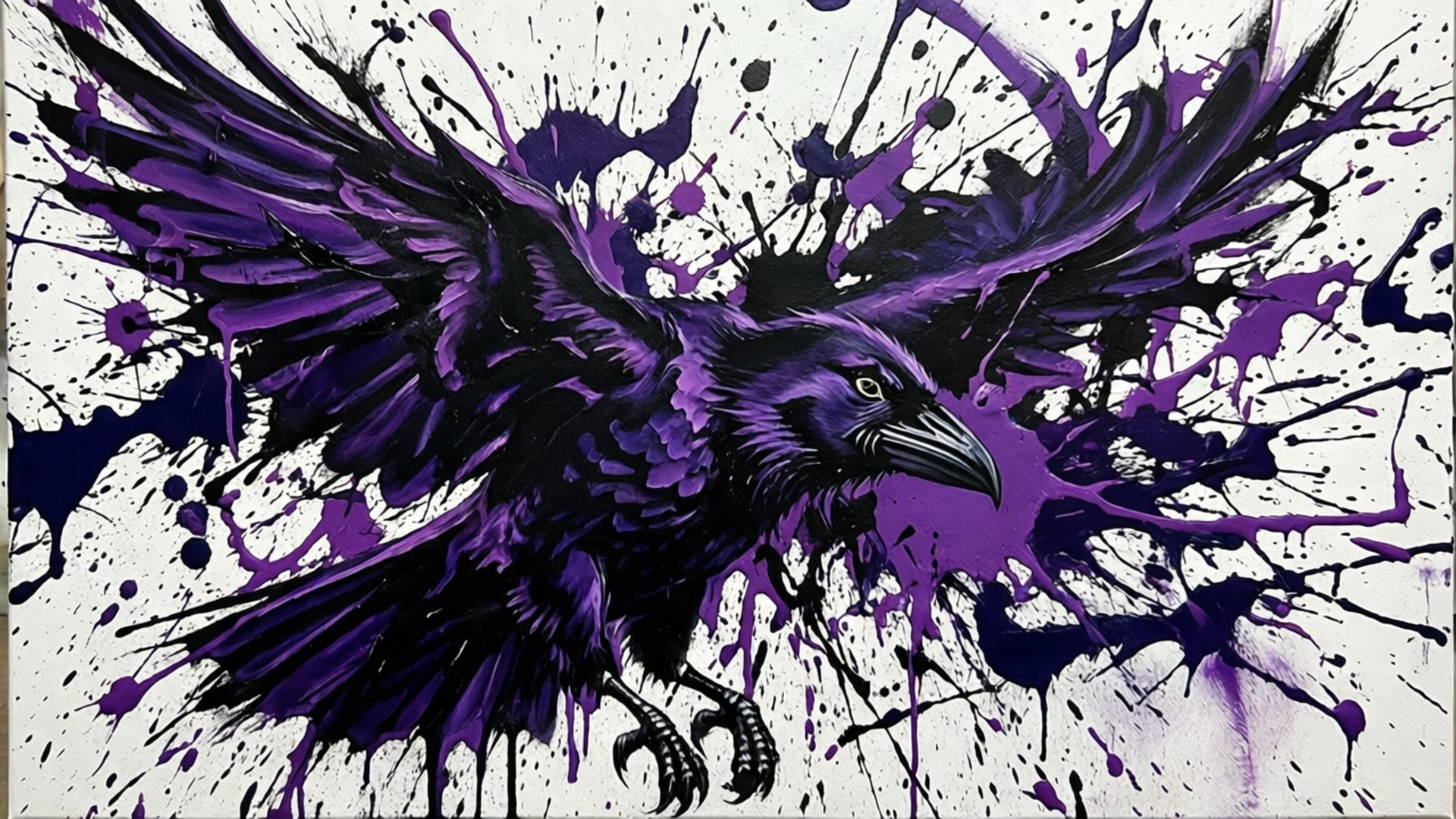 Purple Splatter 壁紙 — 一隻充滿動感的紫色烏鴉展開翅膀，衝破濺滿鮮豔紫色和黑色油漆的白色畫布。