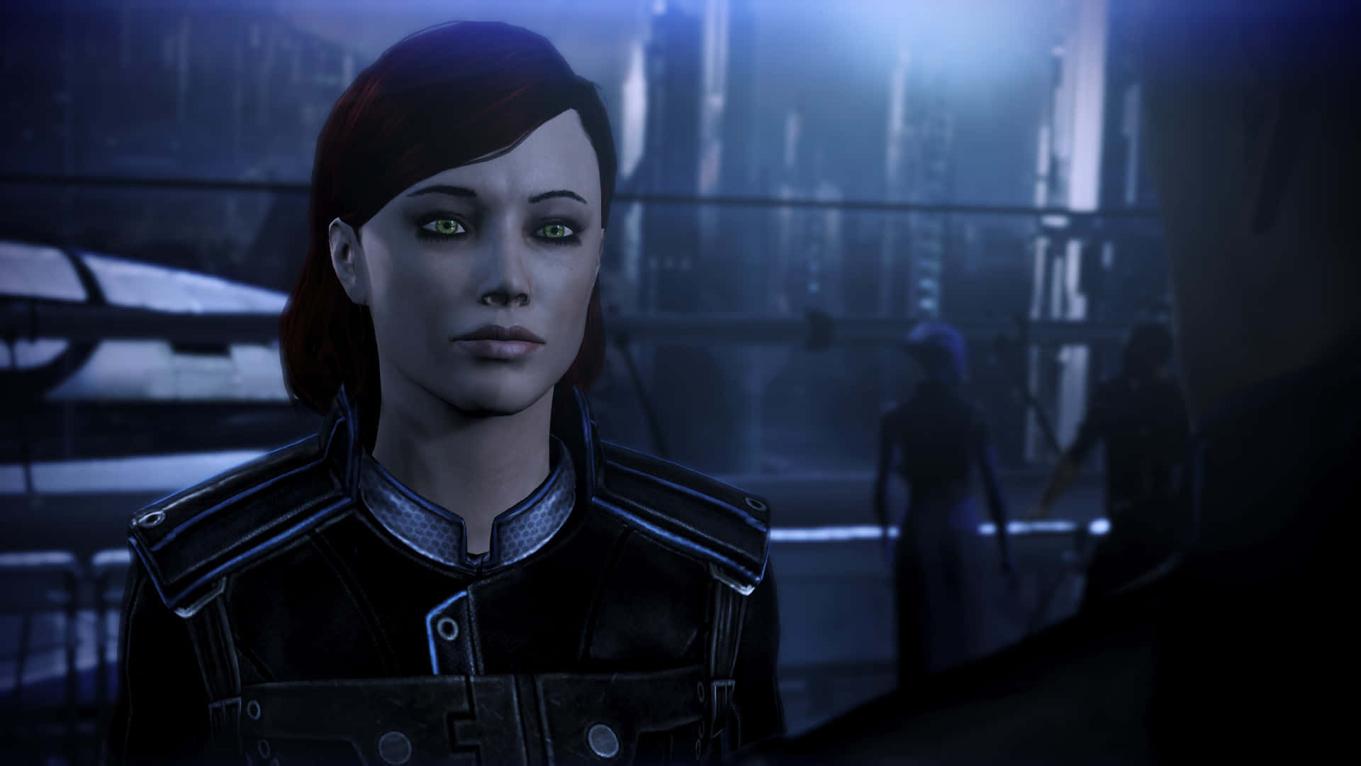 Mass Effect Femshep 桌布 壁紙 — 一個擁有發光綠色眼睛和深色頭髮的女性角色，站在藍色霓虹燈下的未來城市景觀中。