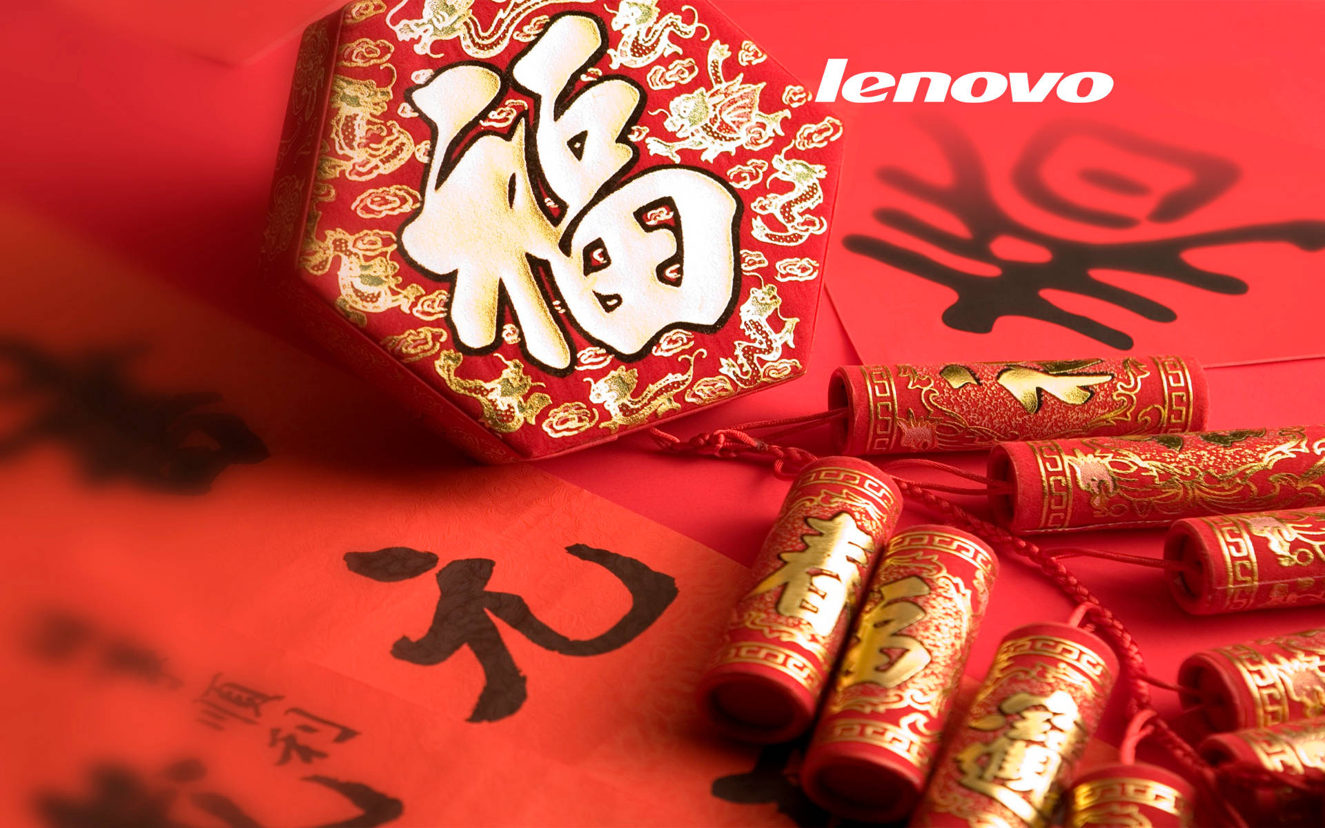 紅色和金色的農曆新年裝飾，包括一個福盒和鞭炮。 — 中文 壁紙