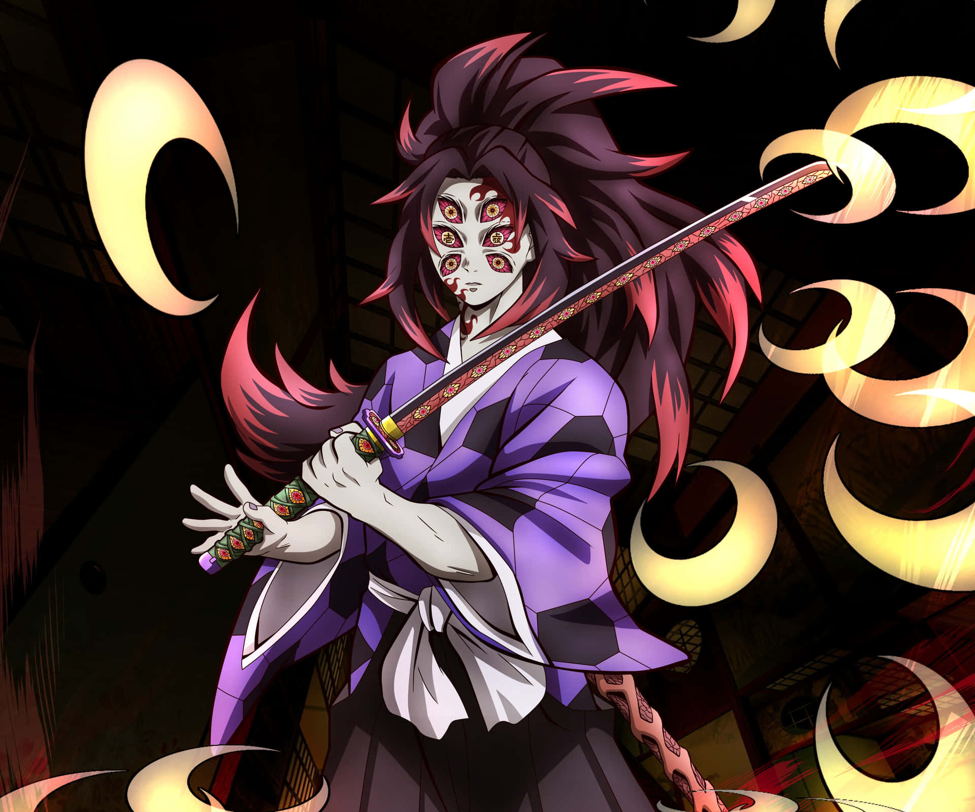  壁紙 — 一個兇猛的動畫惡魔武士，紅髮發光的眼睛，在黑暗的傳統環境中揮舞著劍，周圍環繞著旋轉的金色新月。