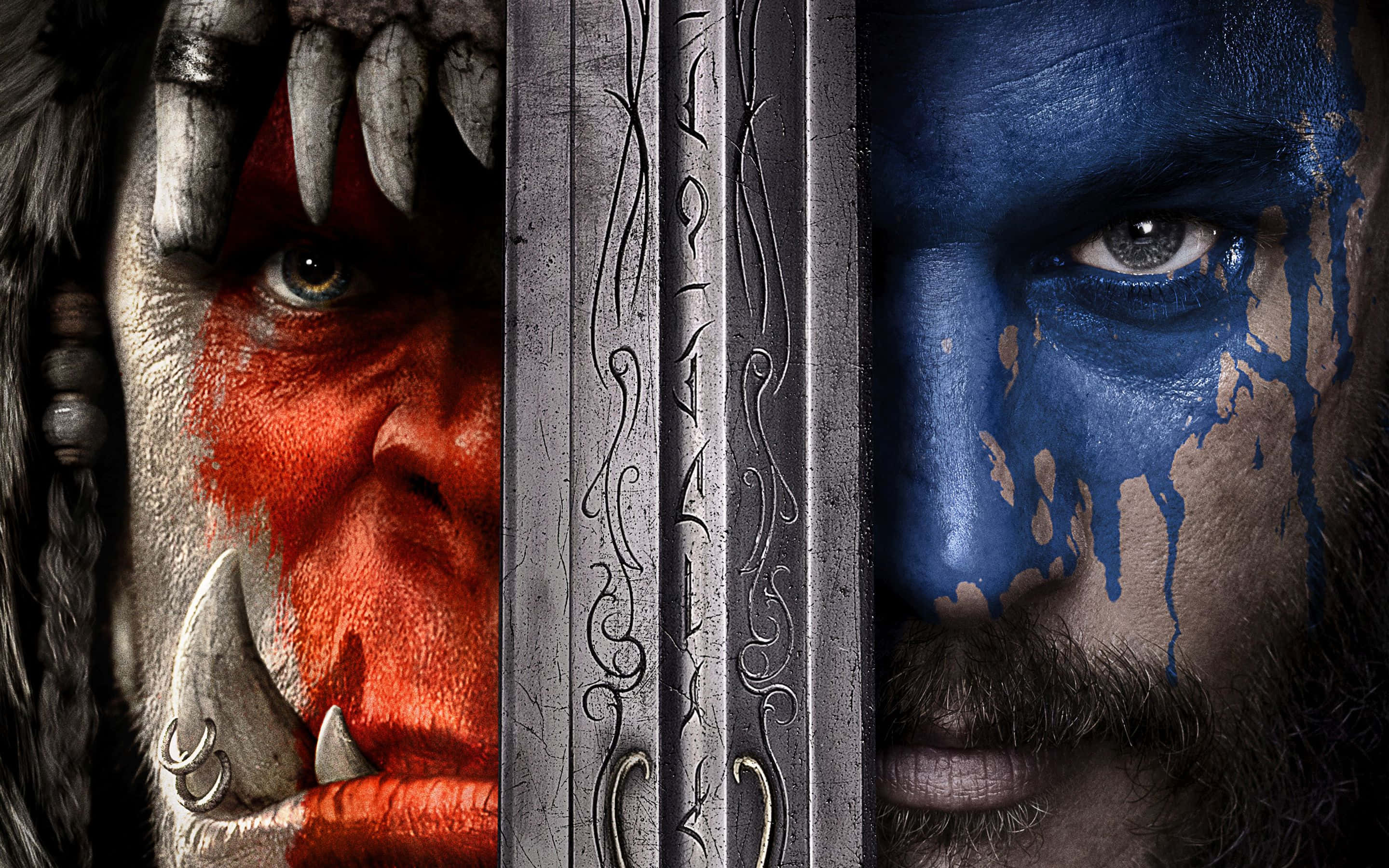 Warcraft Movie 桌布 壁紙 — 一個兇猛的獸人和一個陰沉的人類戰士透過華麗的金屬欄杆凝視，他們的臉上塗著對比的紅色和藍色戰漆。