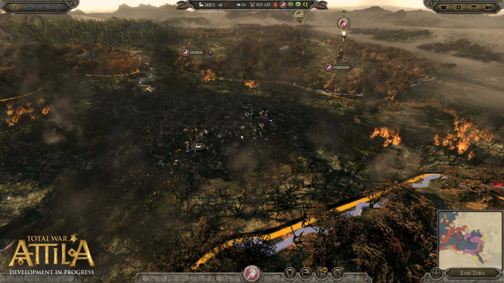 Total War Attila 桌布 壁紙 — 《Total War Attila》中熾熱的戰場，燃燒的森林和煙霧在河谷上空升起。