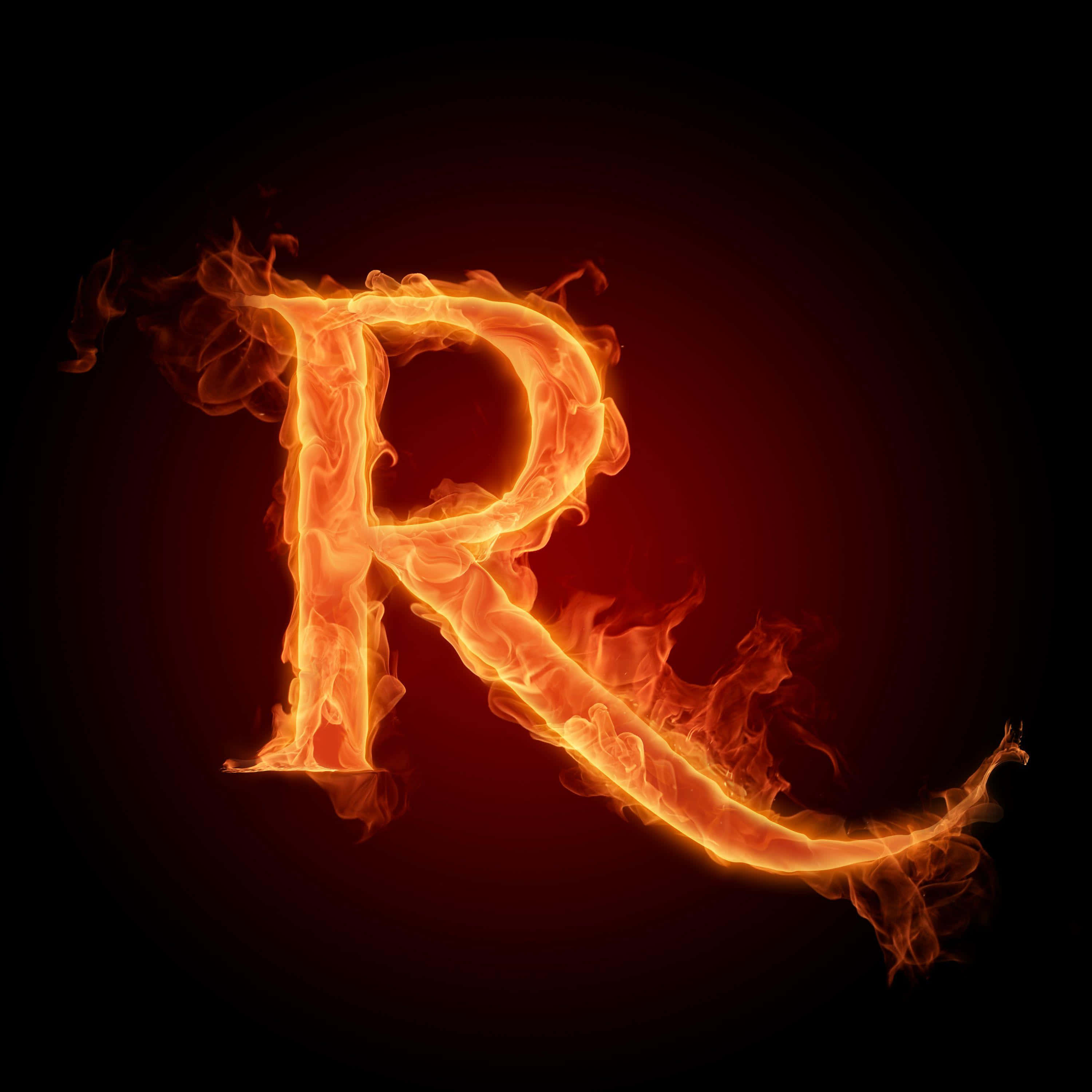 R 桌布 壁紙 — 一個火熱的字母R在深色漸變背景上發出橙色和紅色的火焰光芒。