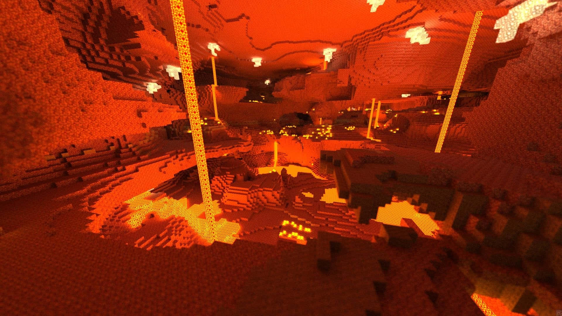  壁紙 — 一個熾熱的 Minecraft 地獄洞穴，有發光的熔岩池和高高的火炬，在方塊地形上投射出溫暖的橙色光芒。