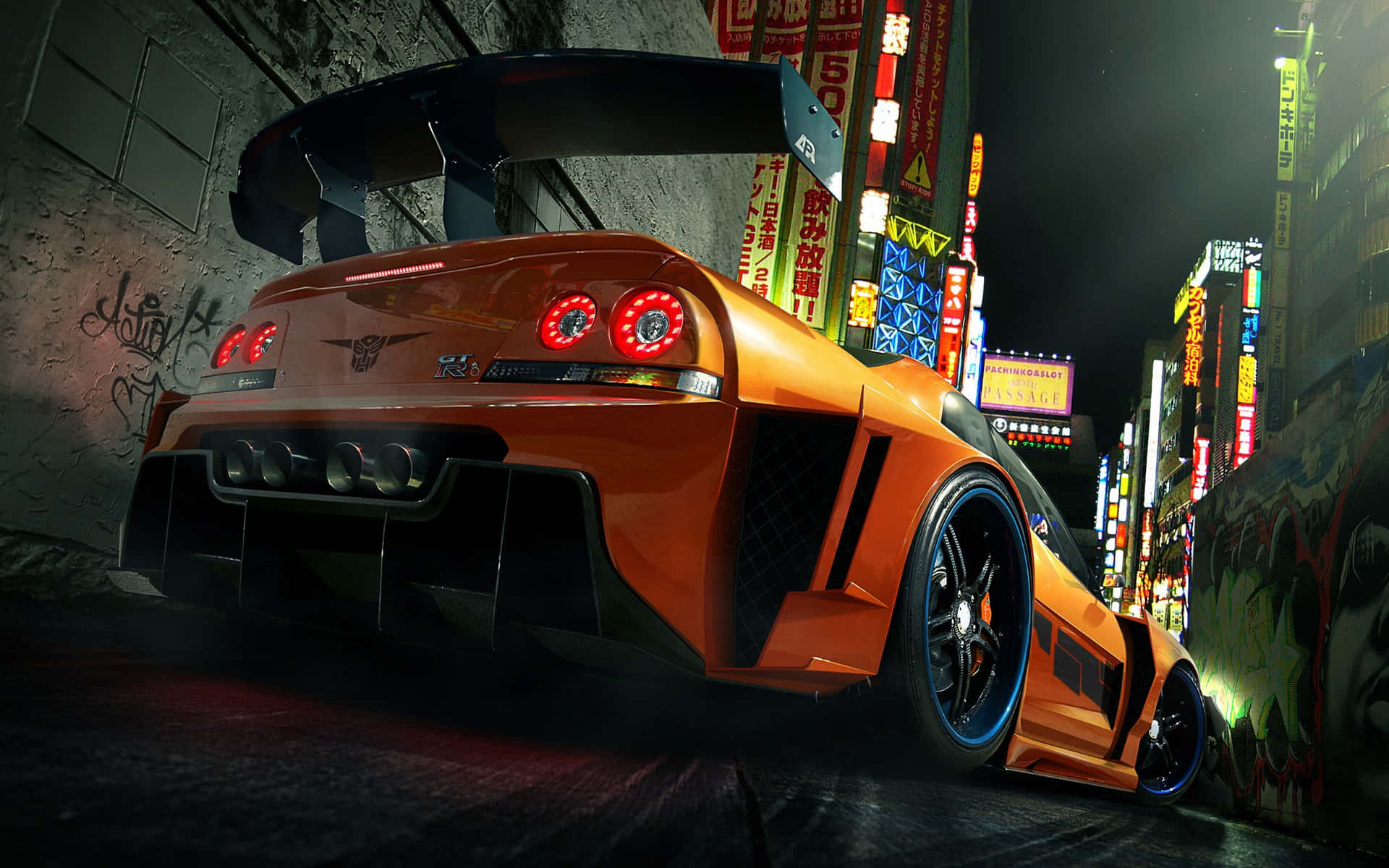 橙色跑車停在夜晚霓虹燈閃爍的東京小巷中。 — 日產 Skyline GTR R34 壁紙
