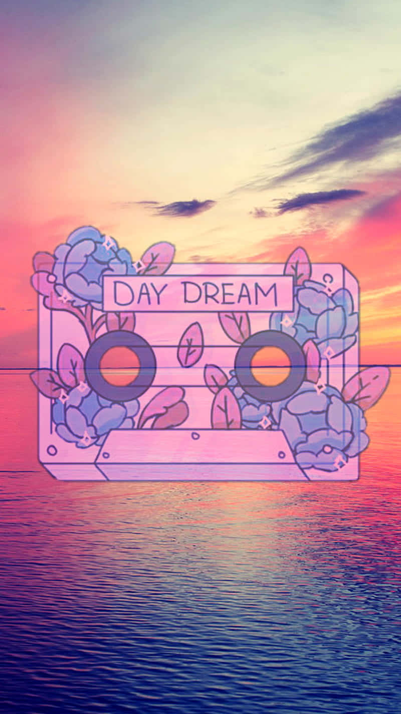  壁紙 — 一個標有 day dream 的花卉卡式錄音帶在 vibrant 的日落天空下漂浮在水面上。