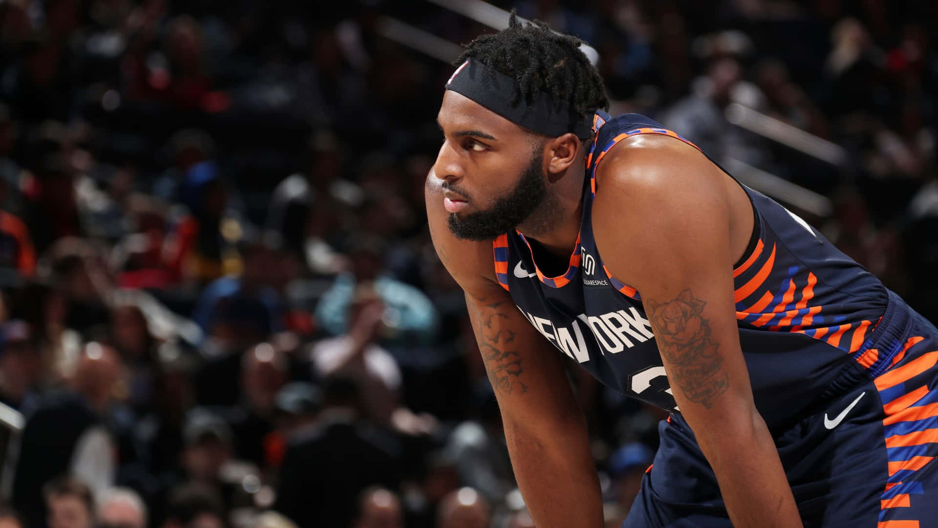 身穿紐奧良球衣的籃球運動員在比賽中向前傾身。 — NBA 壁紙