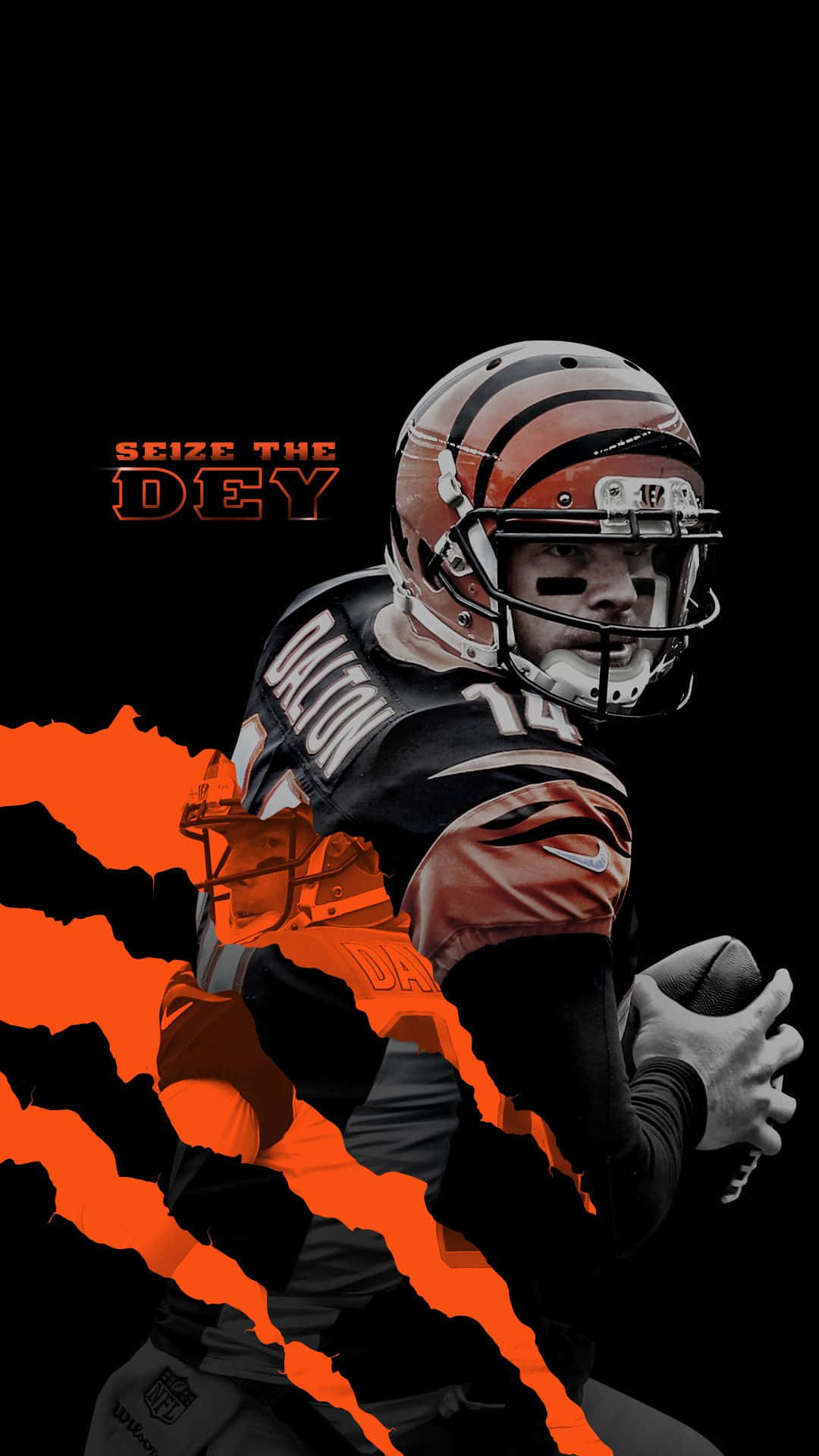  壁紙 — 一名穿著Bengals球衣的足球運動員在黑色背景上，帶有醒目的橙色撕裂效果和'SEIZE THE DEY'文字，手持一個球。
