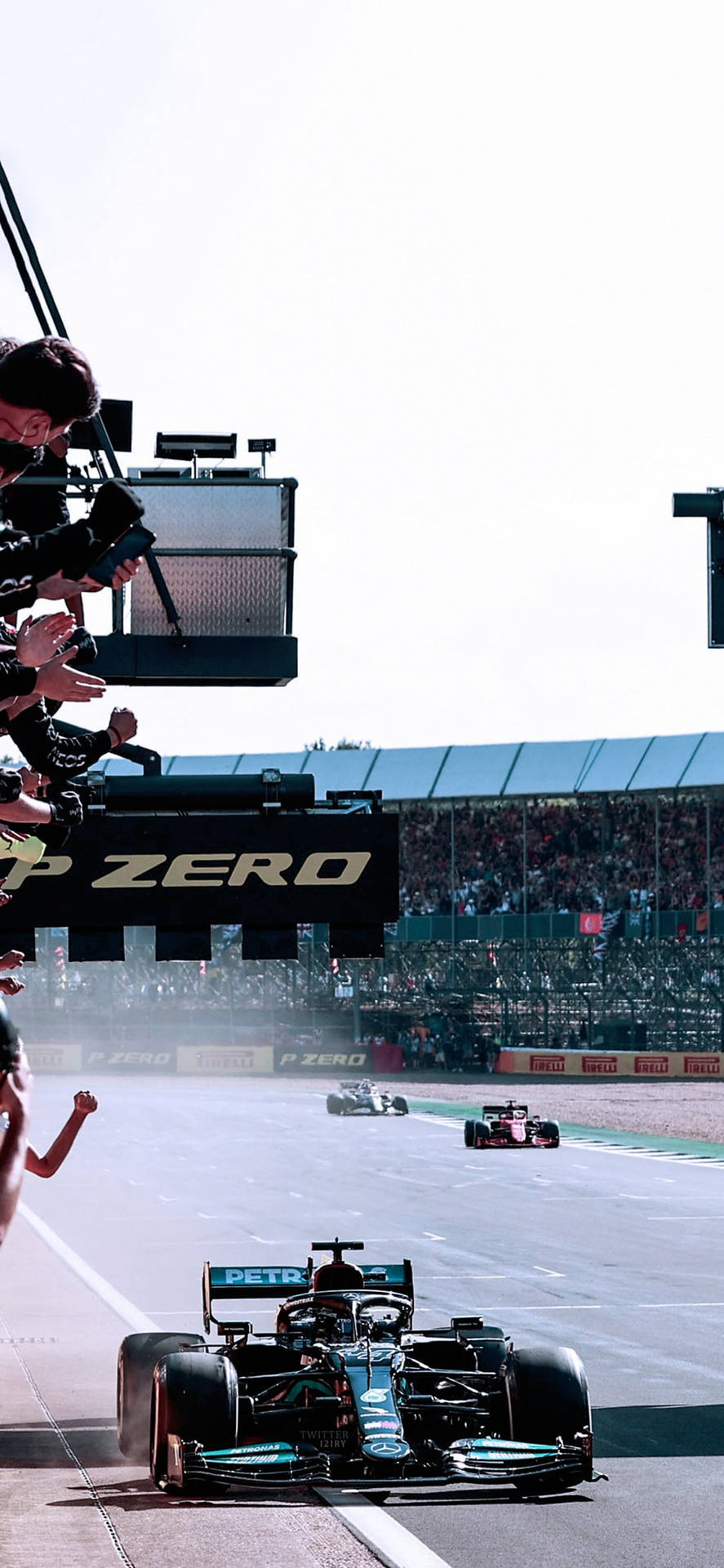 一級方程式賽車越過終點線，粉絲歡呼，攝影師在場。 — F1 壁紙
