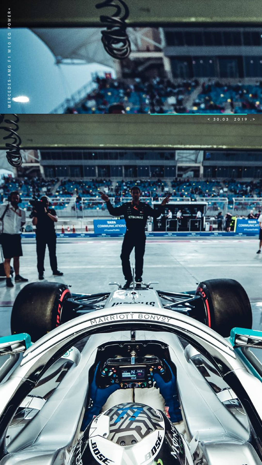 一級方程式車手在體育館的賽車頂上慶祝。 — F1 壁紙