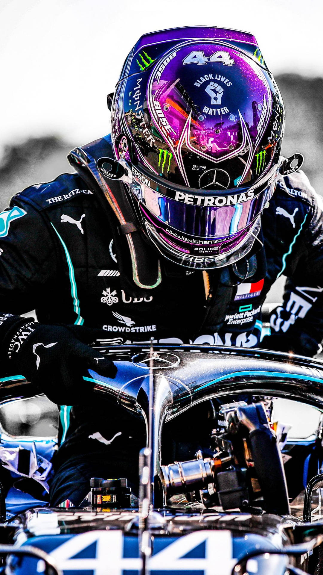 穿著賽車裝備的F1車手專注於賽道。 — F1 iPhone 壁紙 壁紙
