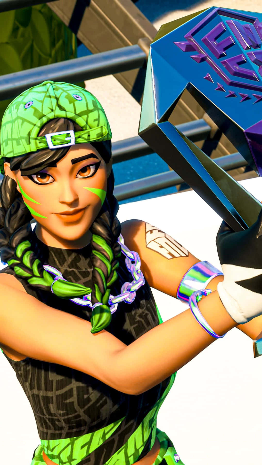  壁紙 — 一個穿著綠色和黑色裝備的Fortnite角色，自信地微笑著，手持發光的藍色和紫色武器。