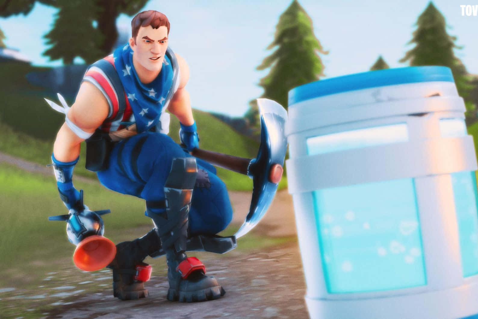  壁紙 — 一個穿著愛國裝備的Fortnite角色在森林戶外場景中蹲在一個發光藍色桶旁邊。