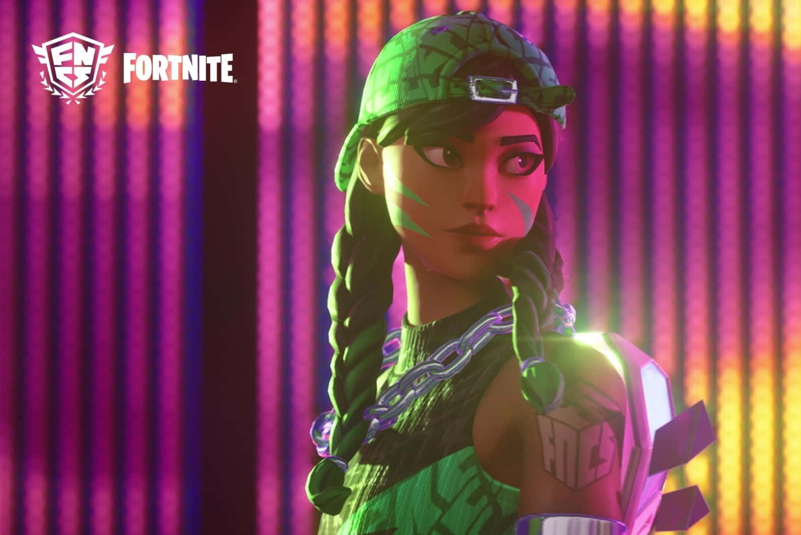  壁紙 — 一個Fortnite角色，綠色辮子和帽子，站在充滿活力的紫色和橙色條紋背景前。