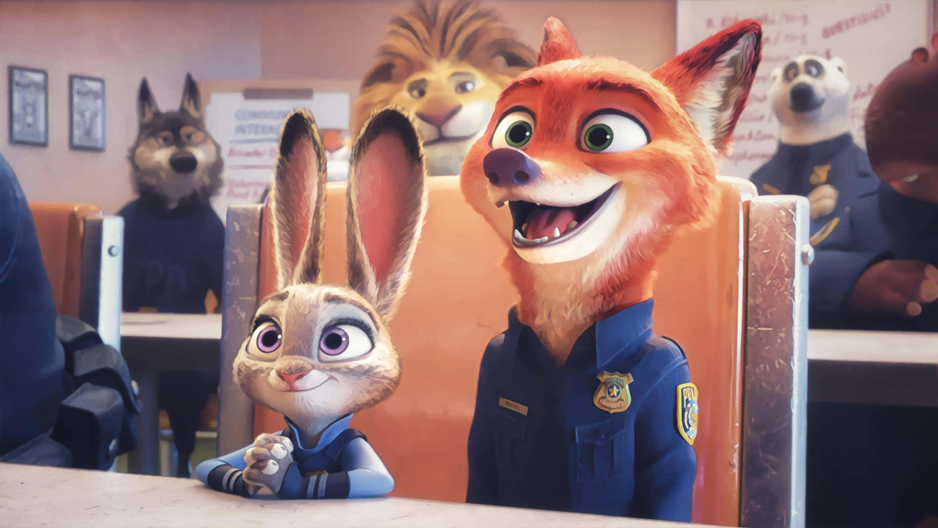  壁紙 — 一隻狐狸和一隻兔子穿著警察制服，在一個充滿動物警官的教室裡燦爛地微笑。