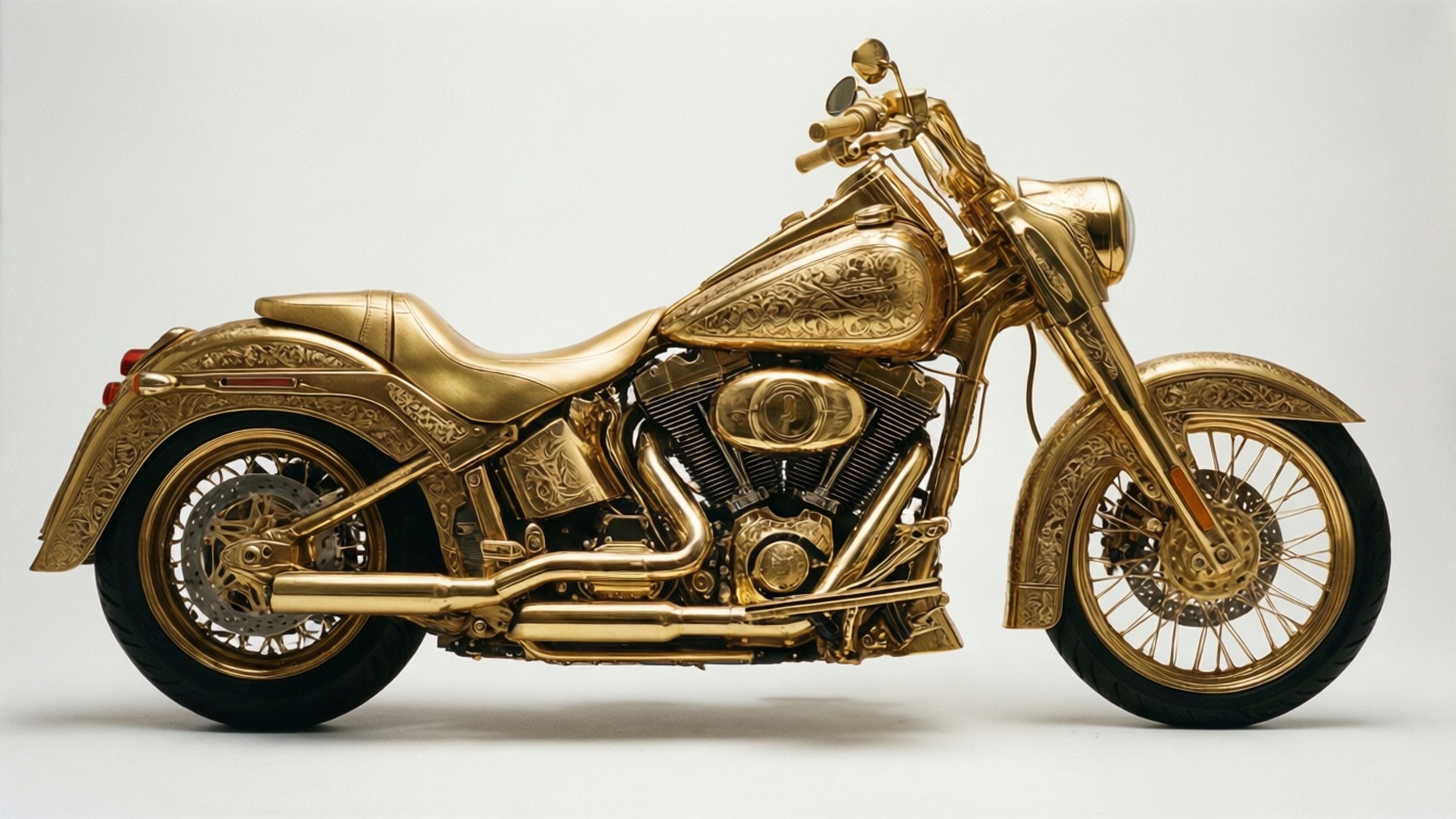 Gold Plated Side Profile 壁紙 — 一輛完全鍍金且帶有複雜雕刻的摩托車，側面展示在純白色背景前。
