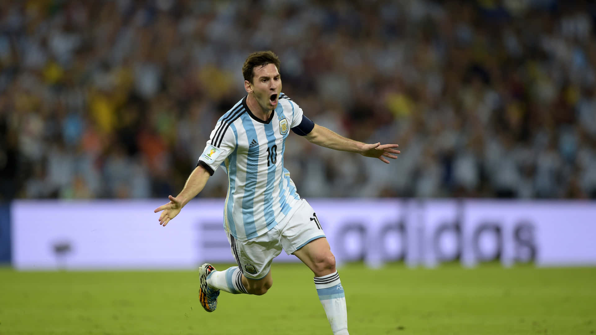  壁紙 — 阿根廷足球巨星梅西（Lionel Messi）身穿標誌性的藍白條紋球衣，在充滿活力的綠色球場上慶祝進球。
