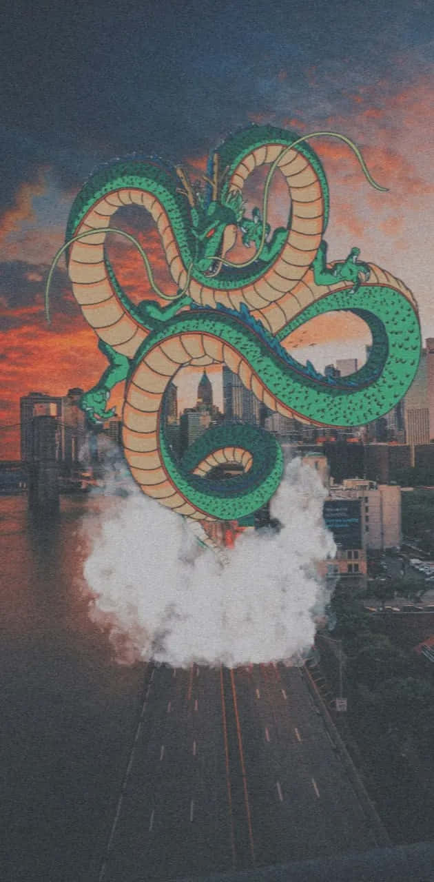  壁紙 — 一條巨大的綠色龍在日落時盤繞在城市天際線上方，從高速公路上的雲層中出現。