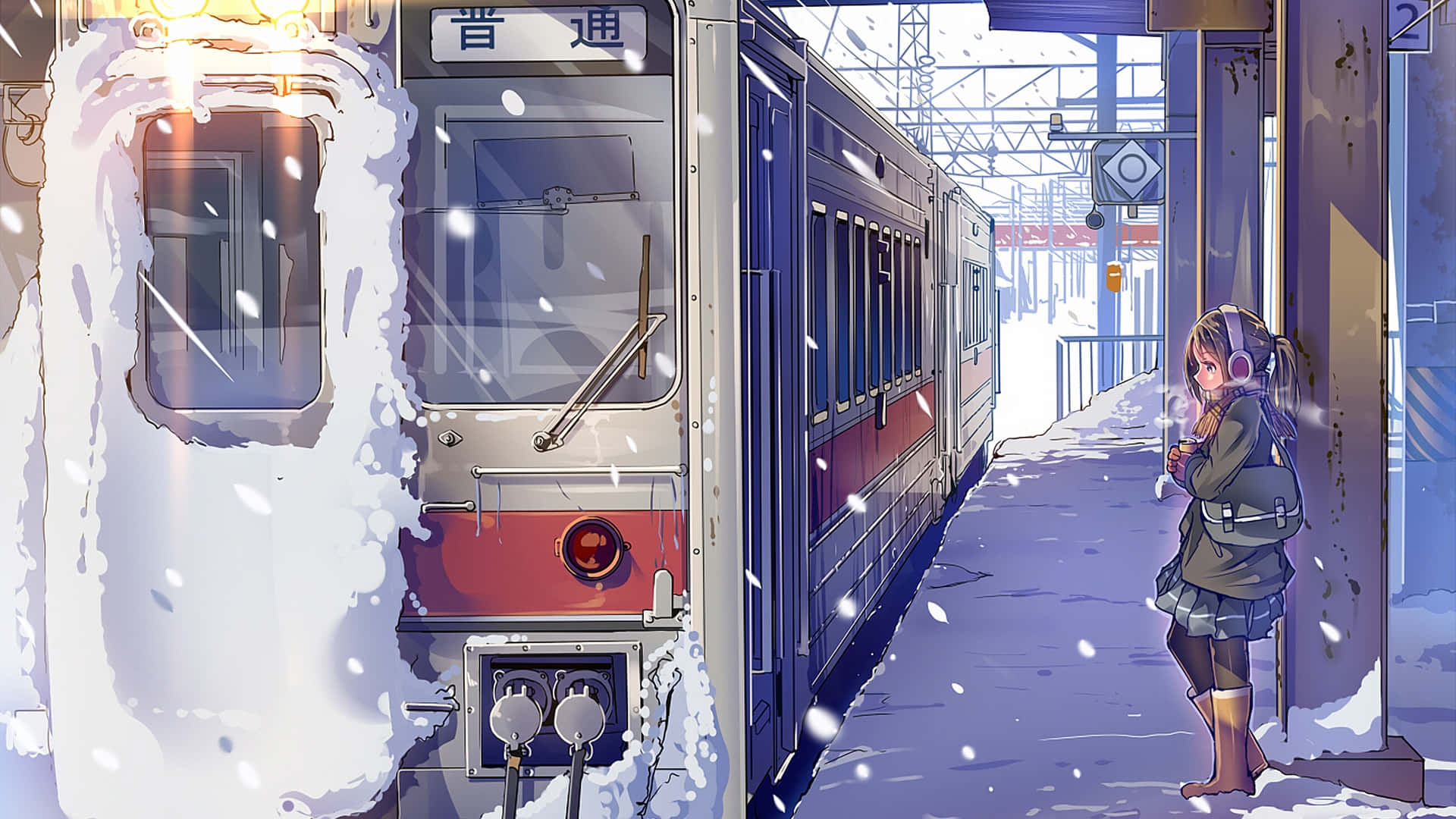  壁紙 — 一個穿著冬季裝備的女孩站在積雪的火車月台上，旁邊是一列被雪覆蓋的火車，背景是柔和的藍天。