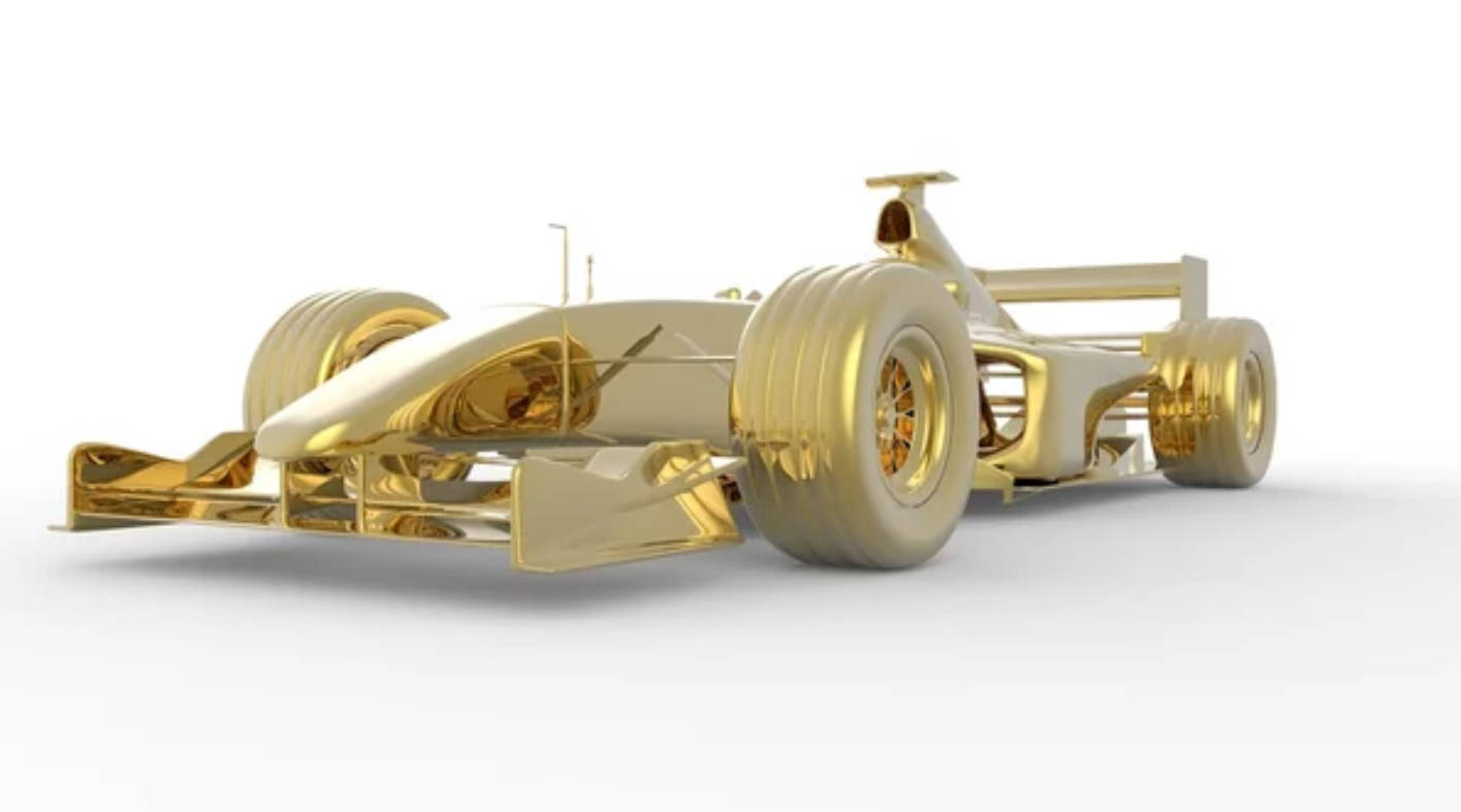 金色一級方程式賽車，具有反光表面，白色背景。 — F1 壁紙