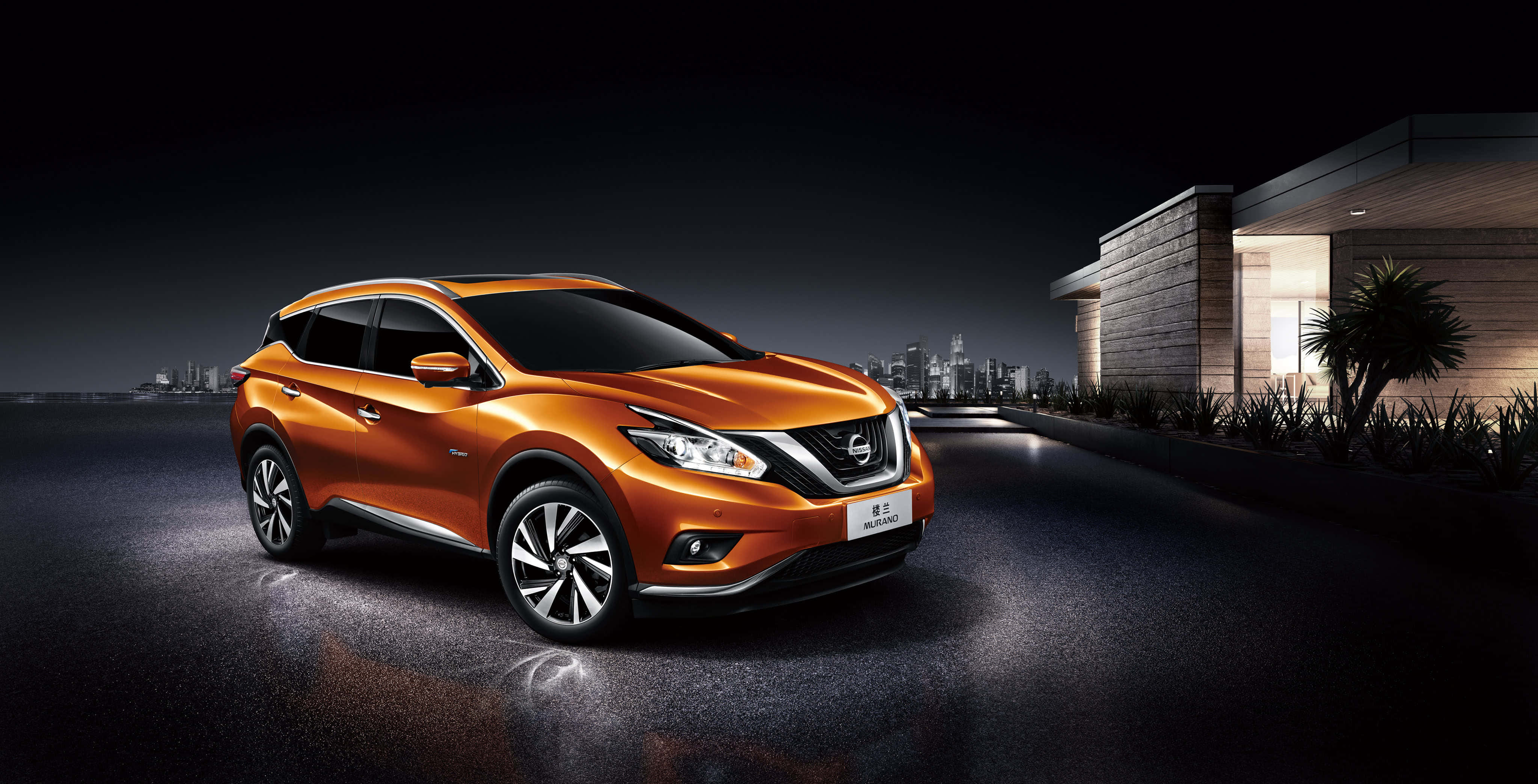 Nissan Murano 桌布 壁紙 — 一輛閃亮的橙色SUV在夜間停在一棟現代房屋旁邊，遠處是城市天際線。