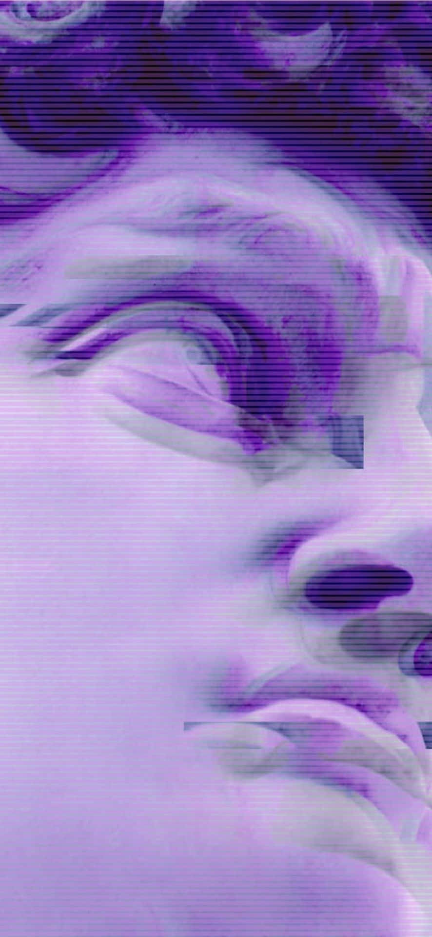  壁紙 — 一個帶有故障效果的紫色數位肖像，展現一張閉著眼睛、頭髮飄逸的寧靜臉龐。