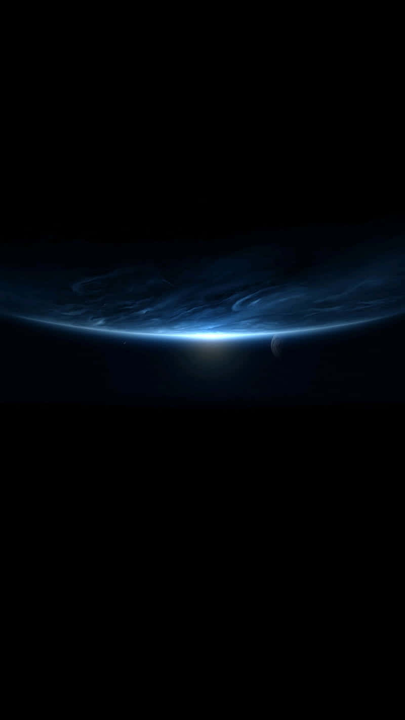  壁紙 — 從太空看到的遙遠行星的發光藍色大氣曲線，附近有一顆小衛星。